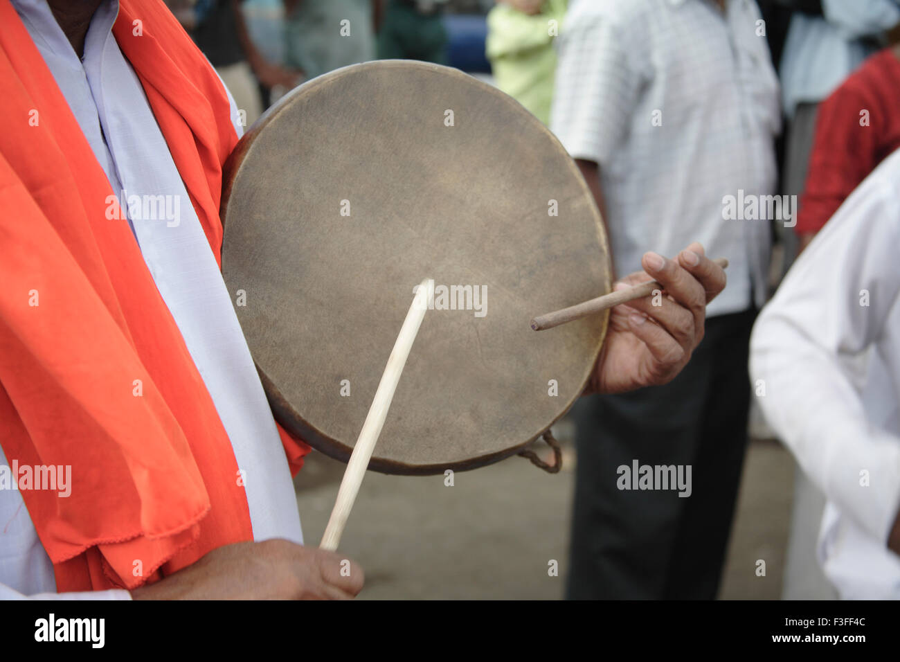 L'uomo gioca dafli ; tamburo mano giocata con due bastoncini ; India Foto Stock