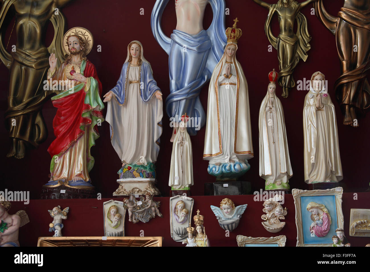 Negozio di idoli al di fuori del Monte Maria Chiesa ; Monte Maria Festival ; Bandra Fair ; Mumbai Bombay ; Maharashtra Foto Stock