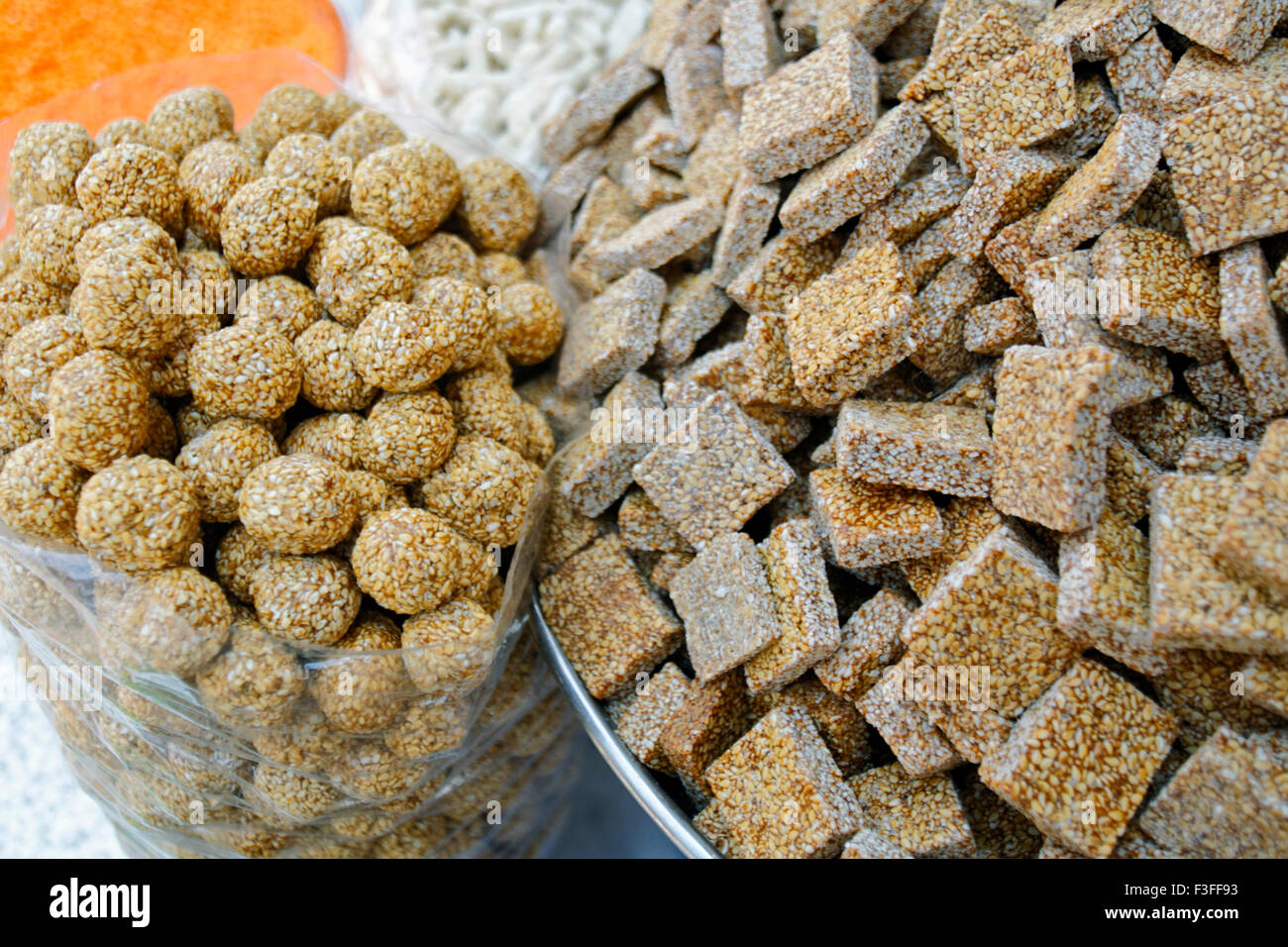 Caramelle Til laddoo sesamo in Pune mandal ; Maharashtra ; India Foto Stock