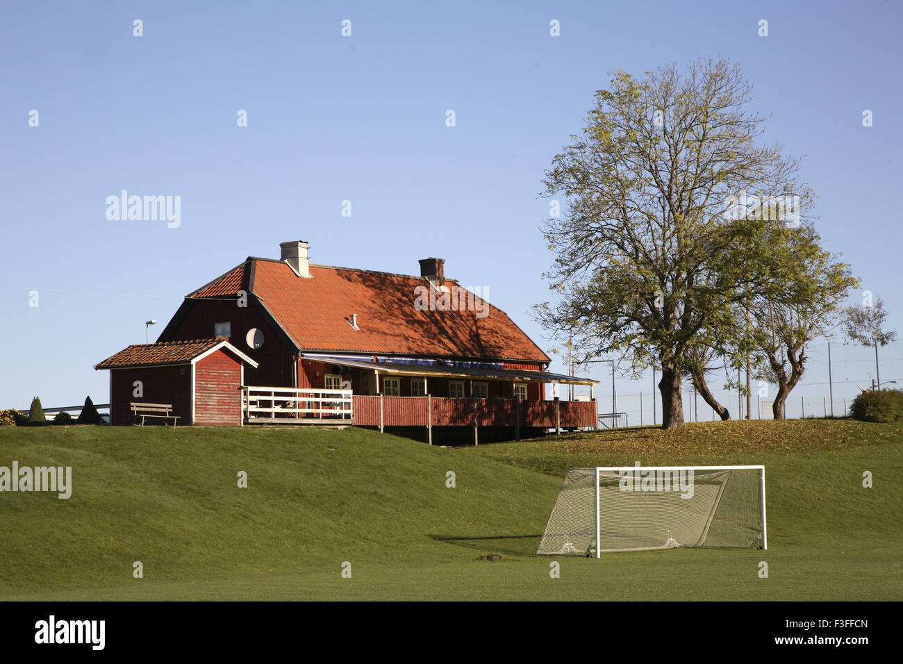 Il campo di calcio con obiettivo net e casa rossa ; Svezia alcuna proprietà di rilascio Foto Stock