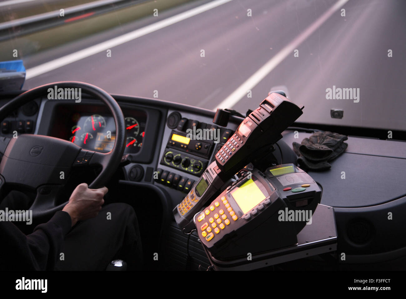 I Gadget del display sul cruscotto del bus sterzo con bus a mano sull'autostrada ; Svezia alcuna proprietà di rilascio Foto Stock