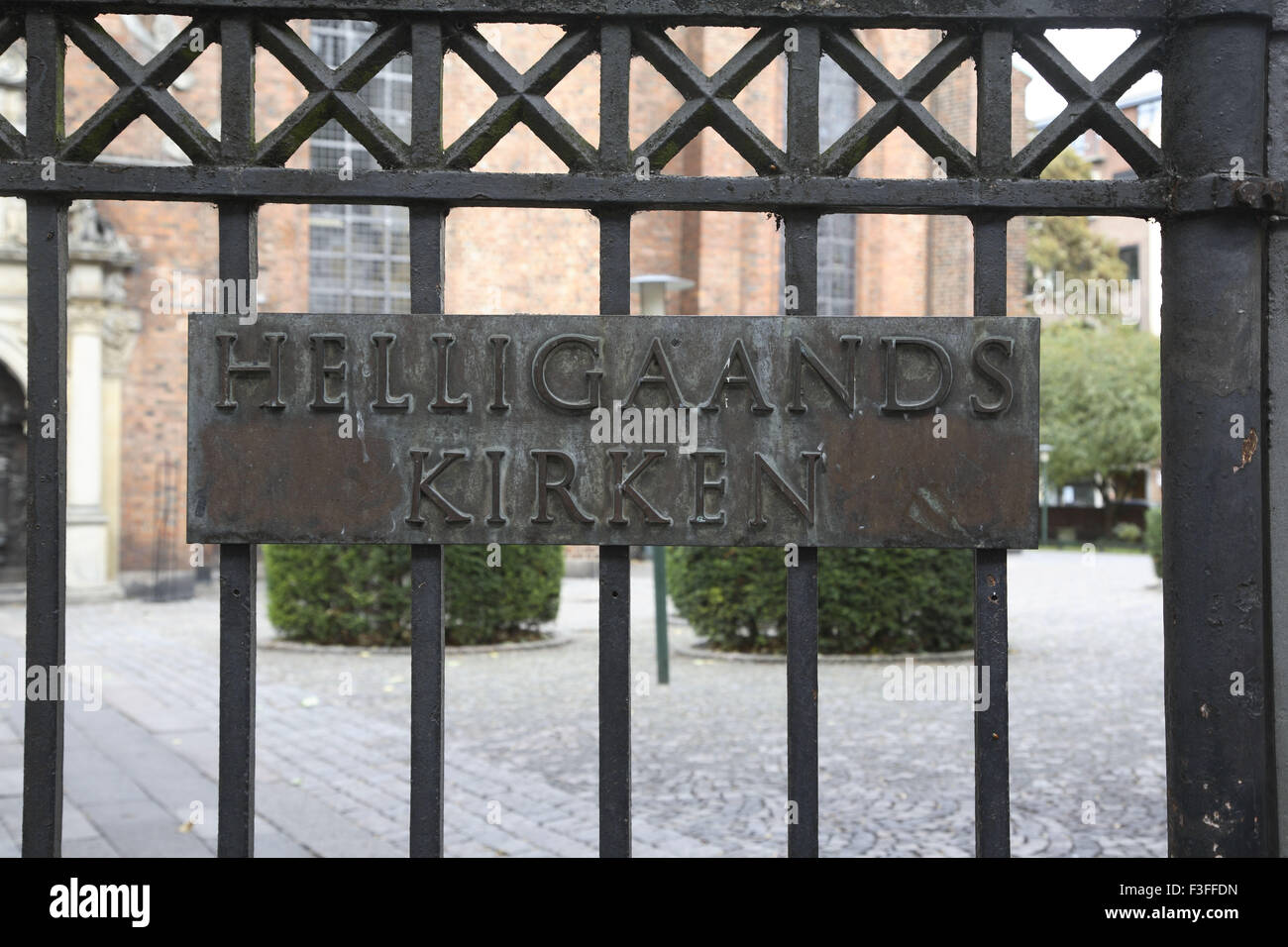 Porta di metallo della chiesa Helligaand Kirken ; Copenhagen; Danimarca; Scandinavia Foto Stock