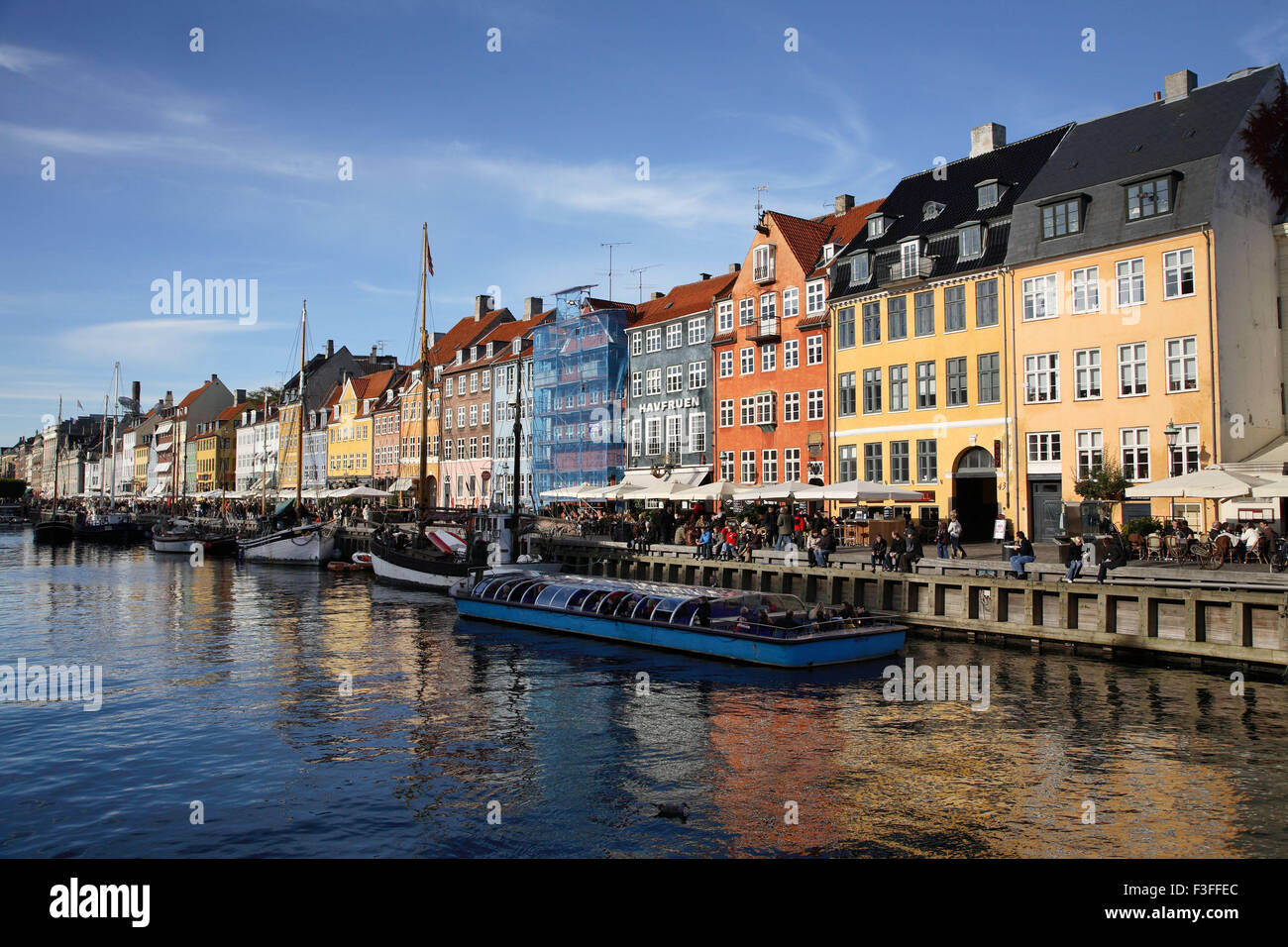 Luogo turistico ; canal con la barca gli edifici colorati ; Copenhagen ; Danimarca ; Scandinavia Foto Stock