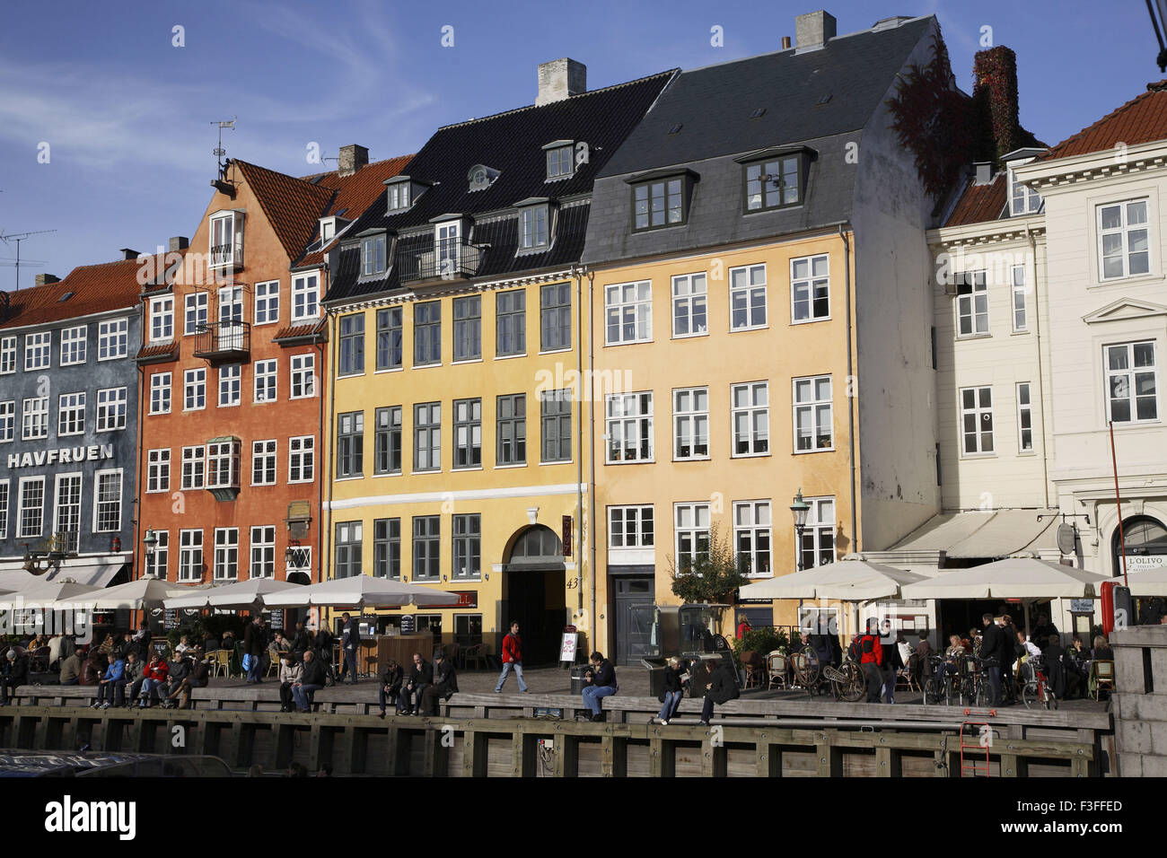 Luogo affollato gli edifici colorati con ristorante aperto a Copenaghen ; Danimarca ; Scandinavia Foto Stock