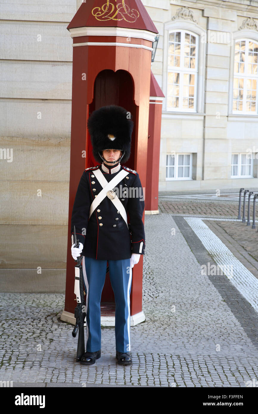Guardia Reale di Amalienborg residenza reale a Copenaghen ; Danimarca ; Scandinavia Foto Stock