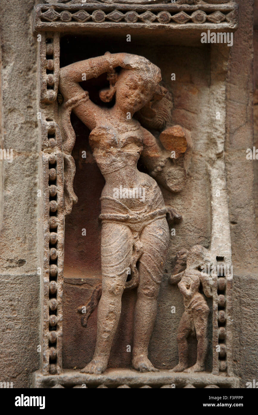 Statua femminile scolpito sul tempio di Rajarani ; Bhubaneswar ; Orissa ; India Foto Stock