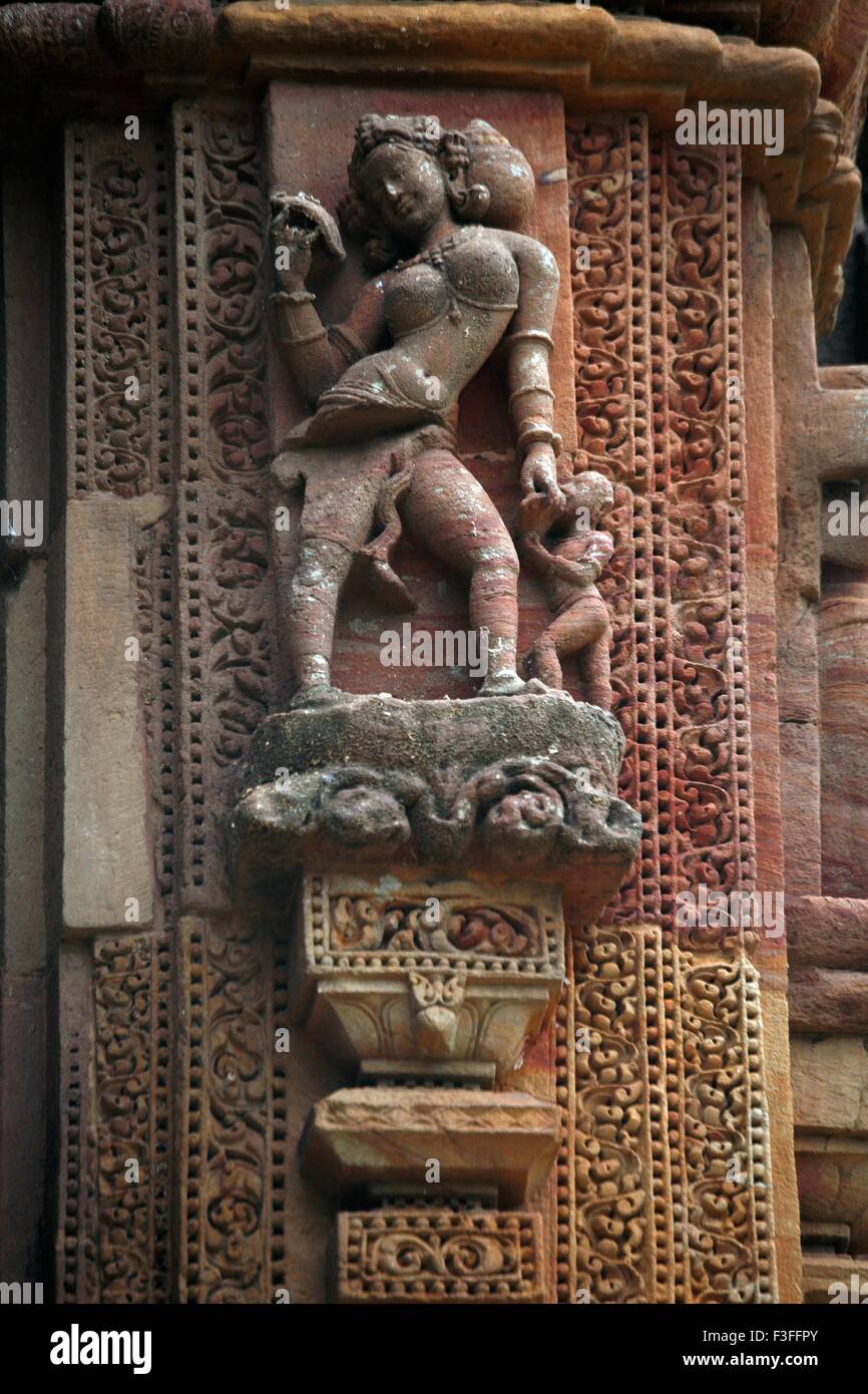 Statua femminile scolpito sul tempio di Rajarani ; Bhubaneswar ; Orissa ; India Foto Stock