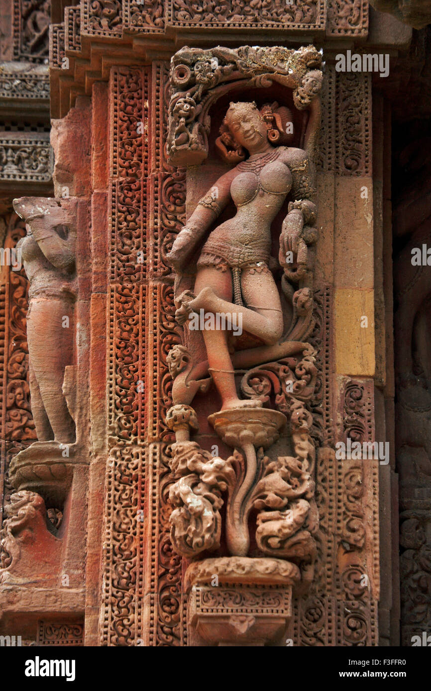 Statua femminile scolpito sul tempio di Rajarani ; Bhubaneswar ; Orissa ; India Foto Stock
