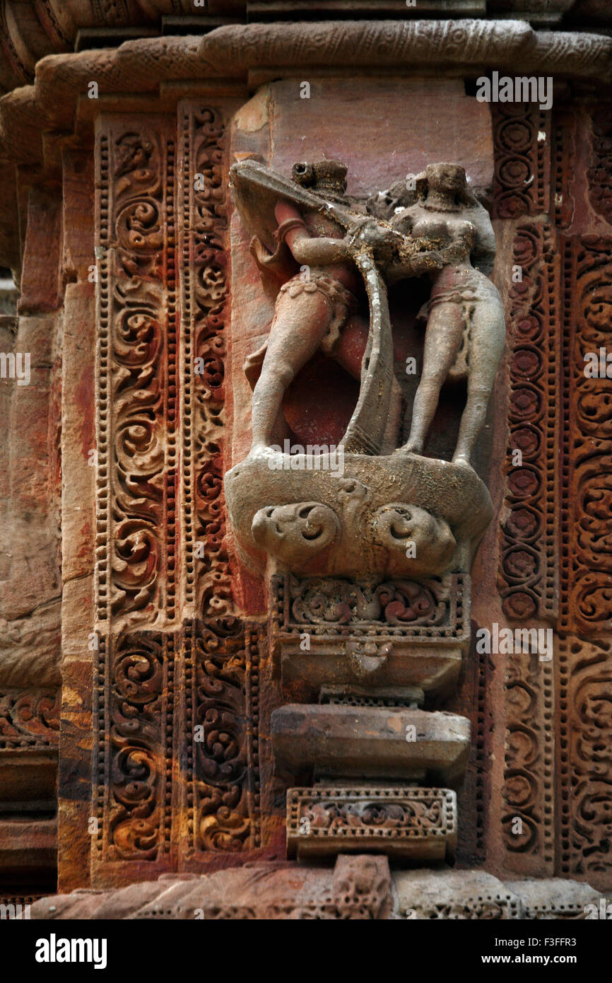 Ha rovinato la statua scolpita sul tempio di Rajarani ; Bhubaneswar ; Orissa ; India Foto Stock