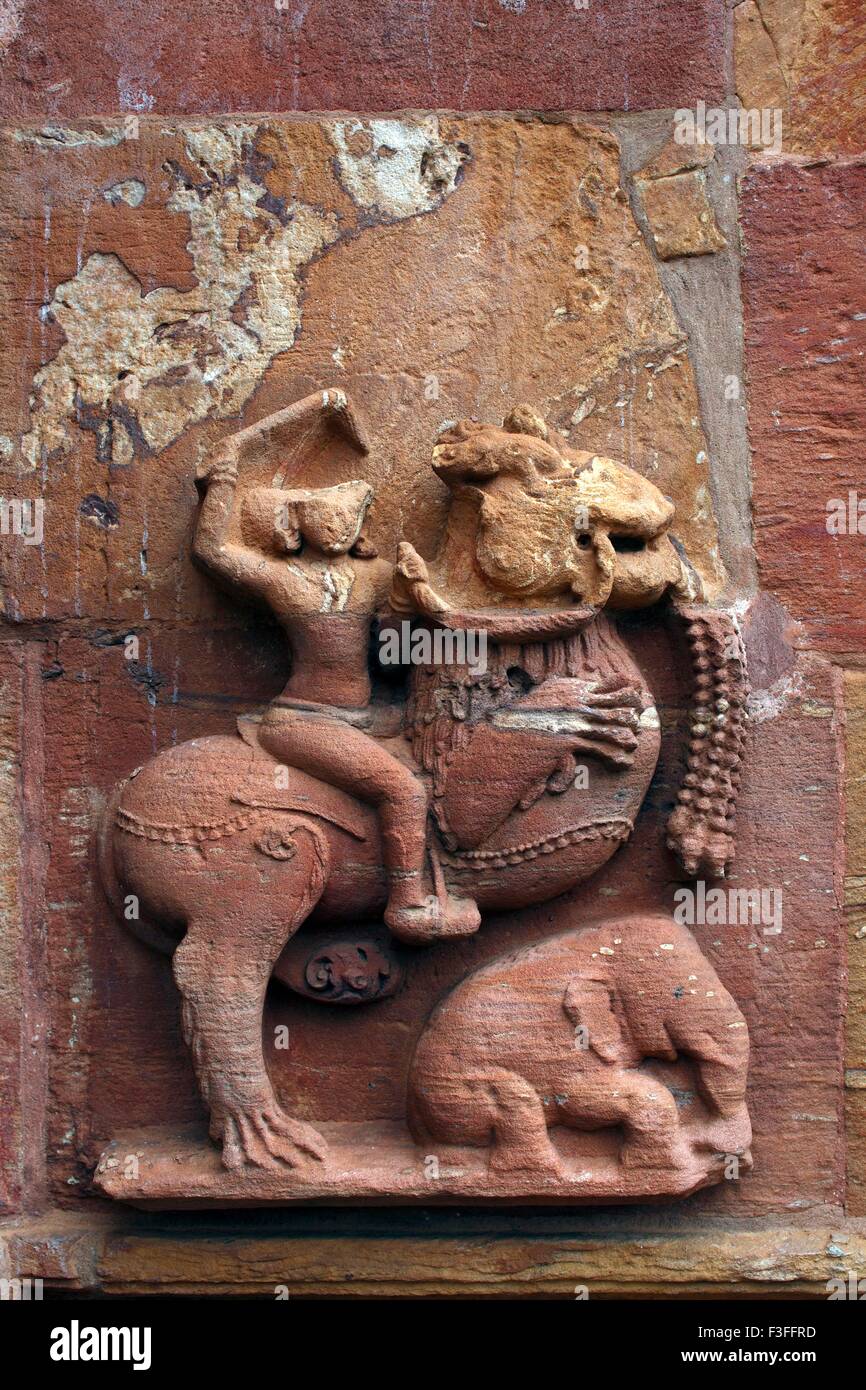 Statua scolpita sul tempio Muktesvara; Bhubaneswar ; Orissa ; India Foto Stock