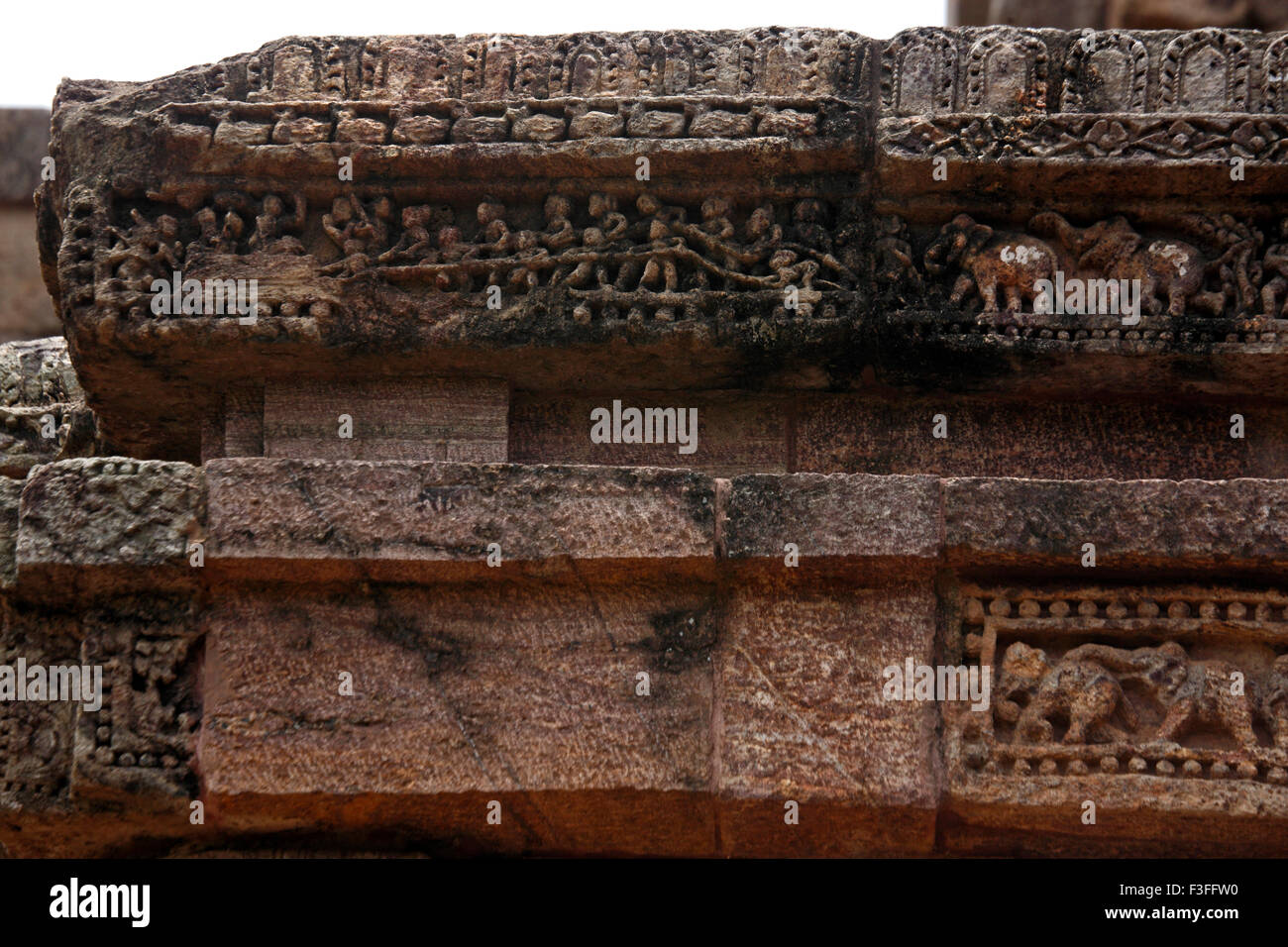 Statua scolpita sulla parete di Konarak Sun tempio ; Orissa ; India sito Patrimonio Mondiale dell'Unesco Foto Stock