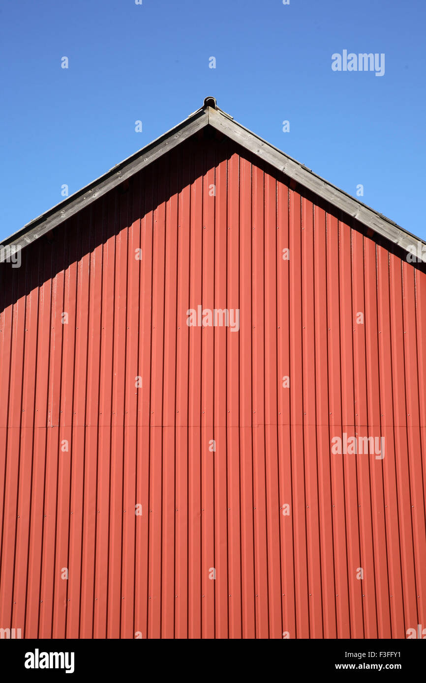 Colore rosso pareti di legno contro il cielo blu scuro Foto Stock