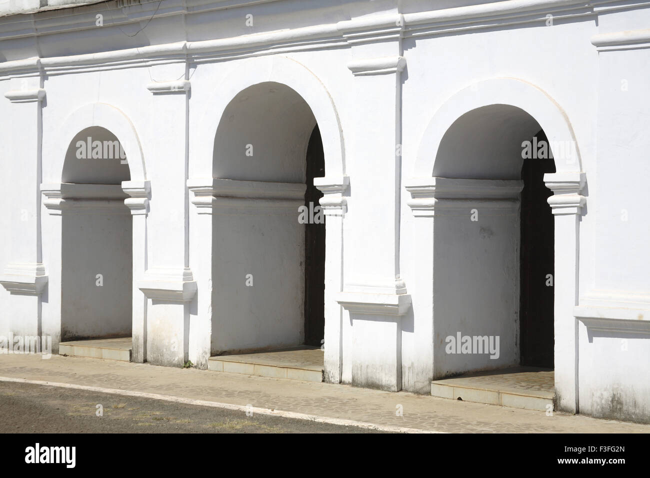 Arco di ingresso principale della Chiesa ; Colvale ; Babdez ; Goa ; India Foto Stock