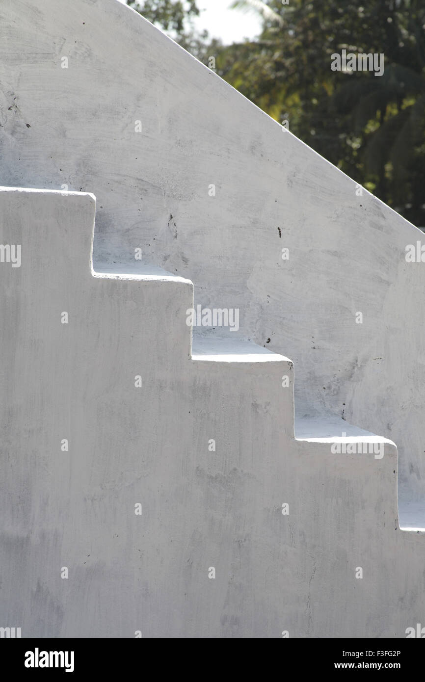 Passi vicino alla chiesa ; Colvale ; Babdez ; Goa ; India Foto Stock