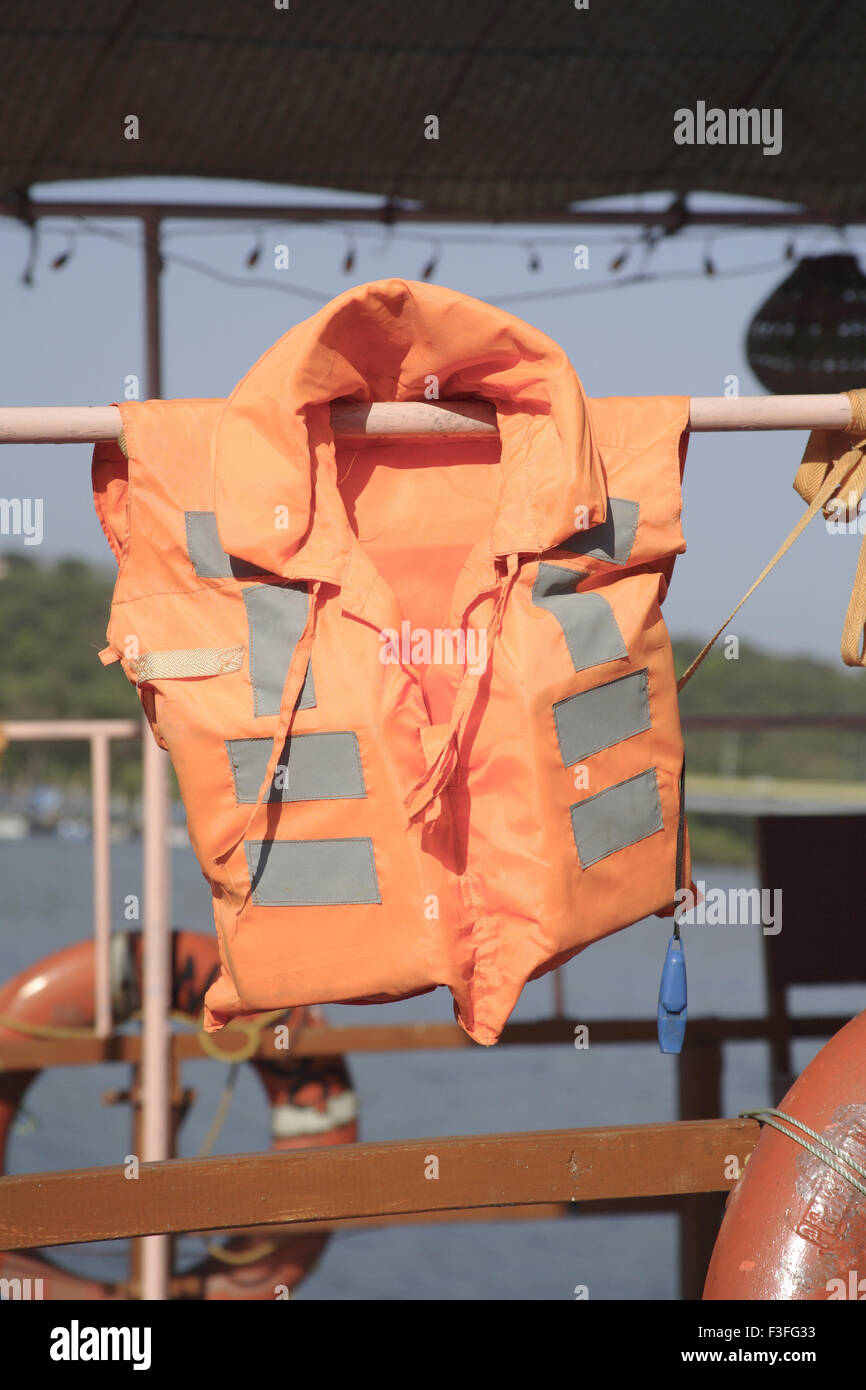 Colore arancio life guard camicia e gli anelli sul fiume Mandovi cruise ; Panaji ; Goa ; India Foto Stock