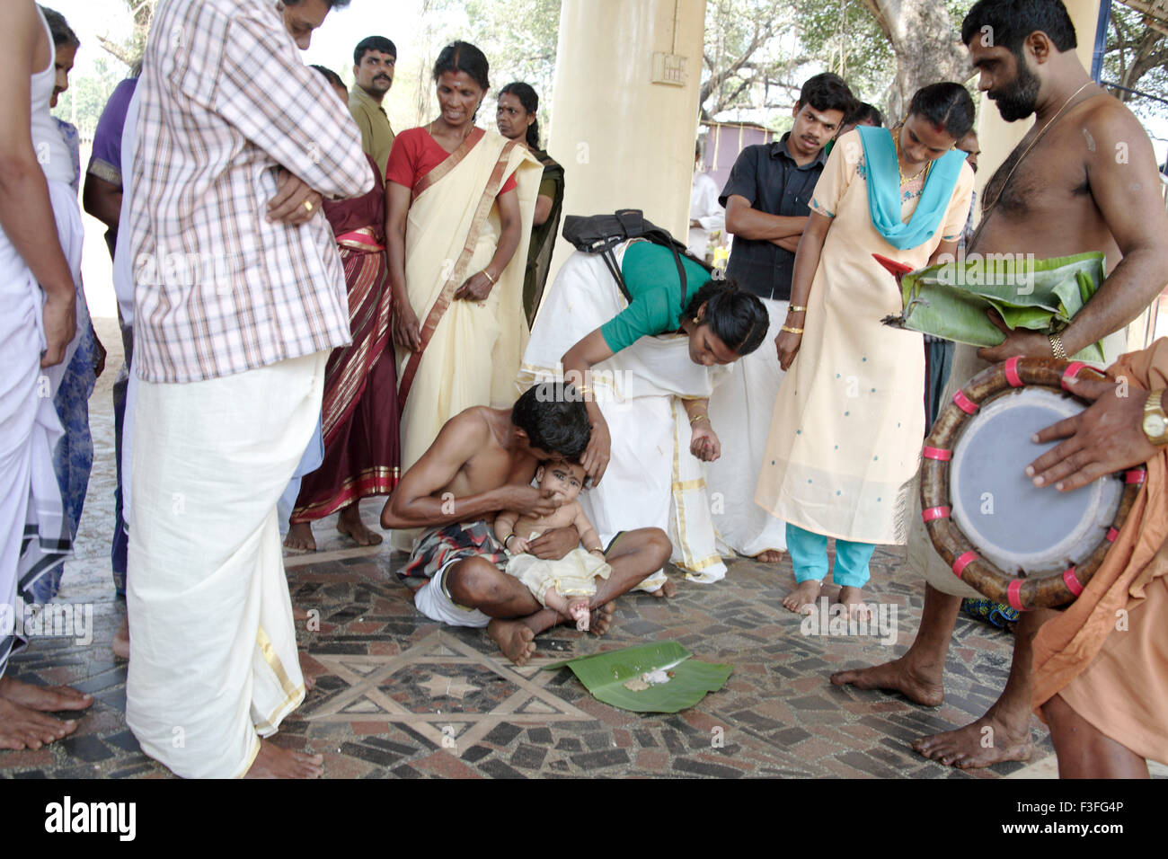 Annaprasanam cerimonia sacra durante il bambino prima alimentata con l'Annam di riso per la prima volta nel tempio in Kerala n. MR Foto Stock