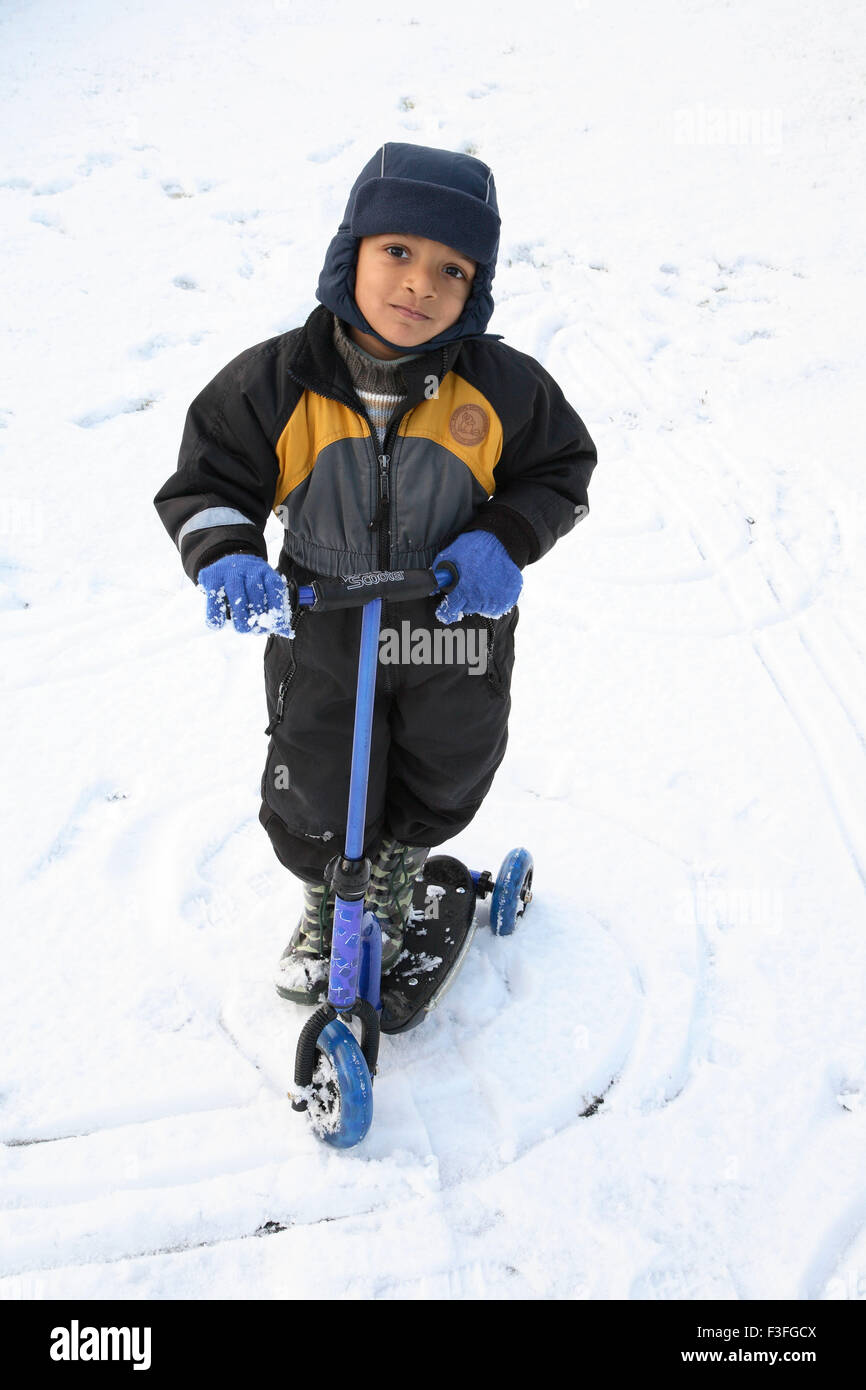 Piccolo Ragazzo in sella al suo tri ruota sulla neve ; Svezia signor#468 Foto Stock