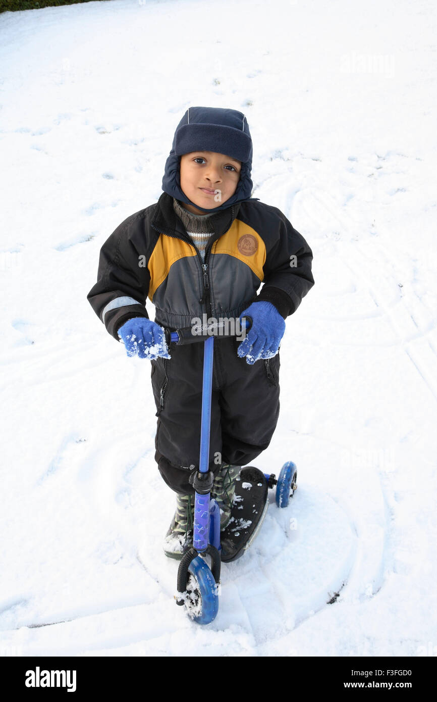Piccolo Ragazzo in sella al suo tri ruota sulla neve ; Svezia signor#468 Foto Stock