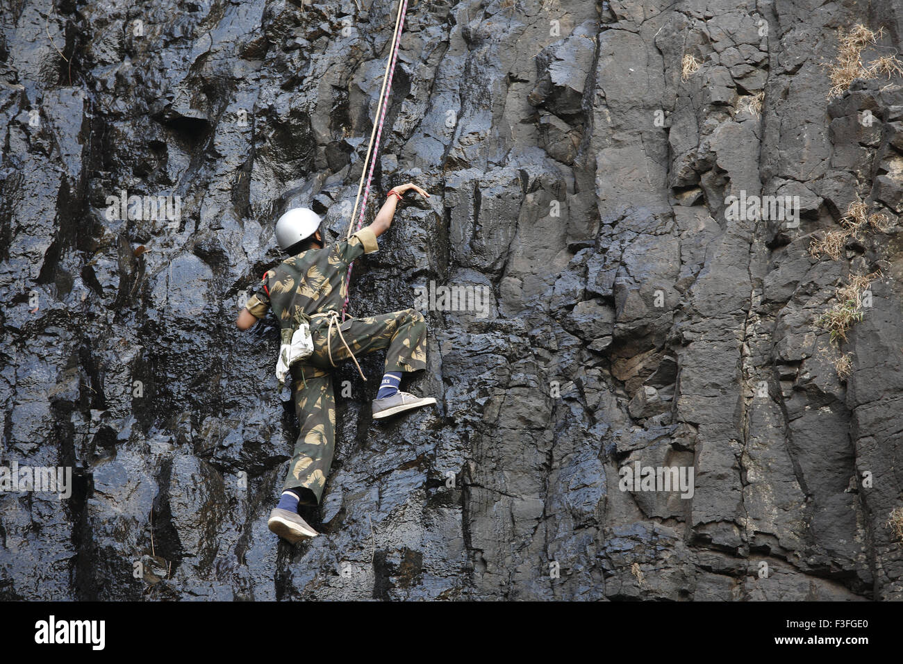 Commando ostacoli alla formazione arrampicata su roccia a Amboli Ghat ; Amboli hill station ; Scuola Militare Amboli Sindhudurga Foto Stock