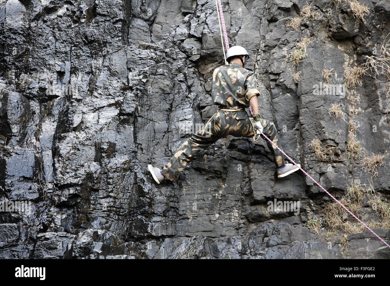 Commando ostacoli alla formazione arrampicata su roccia a Amboli Ghat ; Amboli hill station ; scuola militare ; Amboli Sindhudurga Foto Stock