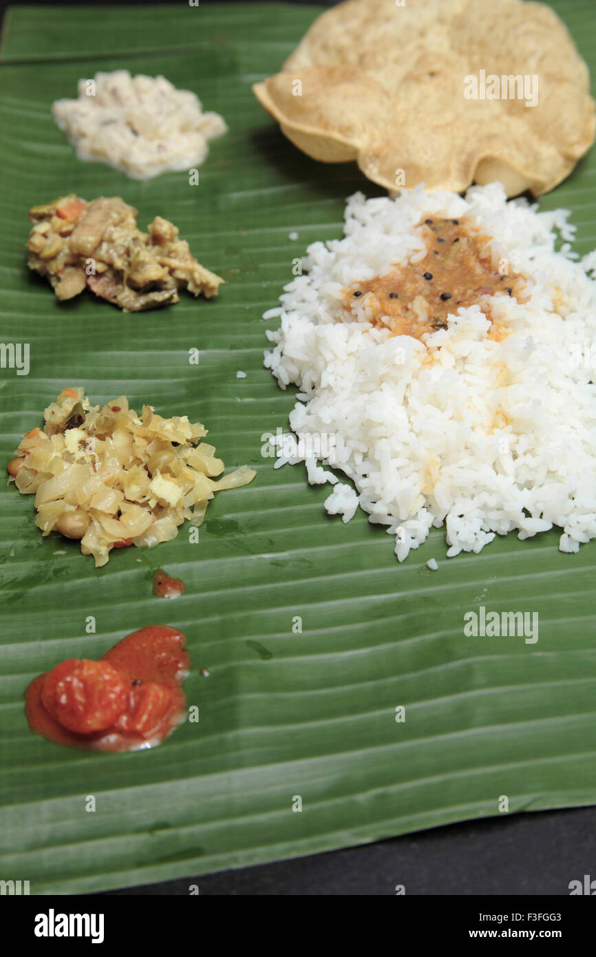 Ristoranti indiani meridionali servita sulla banana leaf cavolo e verdure miste chatni Pappadam riso Sambar pickle pasto Kerala Foto Stock