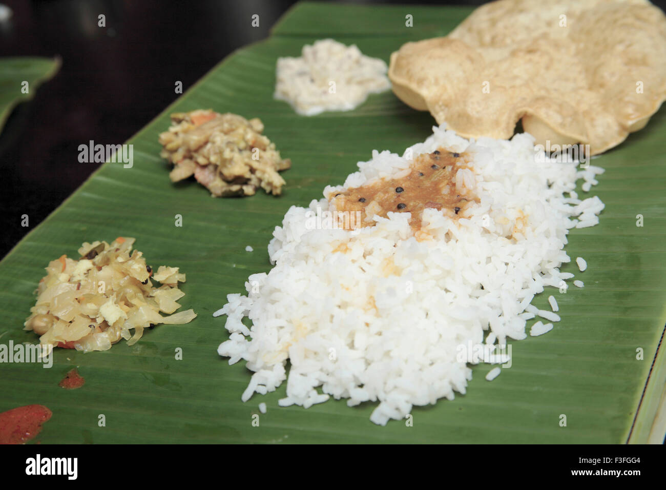 Ristoranti indiani meridionali servita sulla banana leaf cavolo e verdure miste chatni Pappadam riso con Sambar pickle pasti Kerala Foto Stock