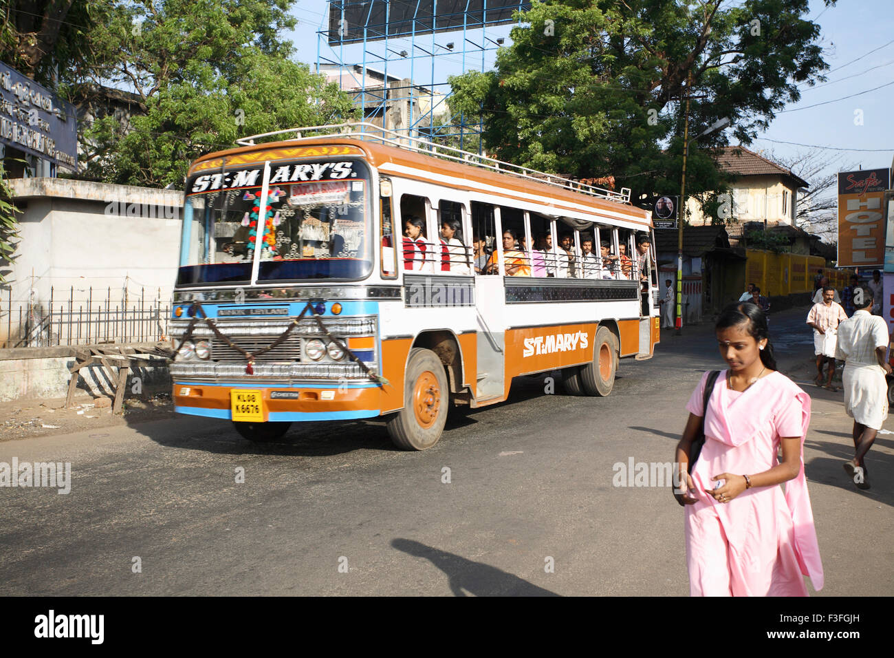 Trasporto privato ; autobus su strada ; Dist Thrissur ; Kerala ; India Foto Stock