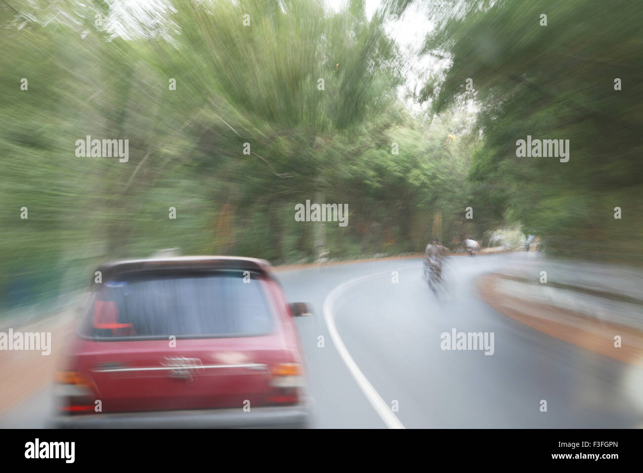 Vista di un auto rossa con l apprendimento mark su Goa autostrada ; Maharashtra ; India Foto Stock