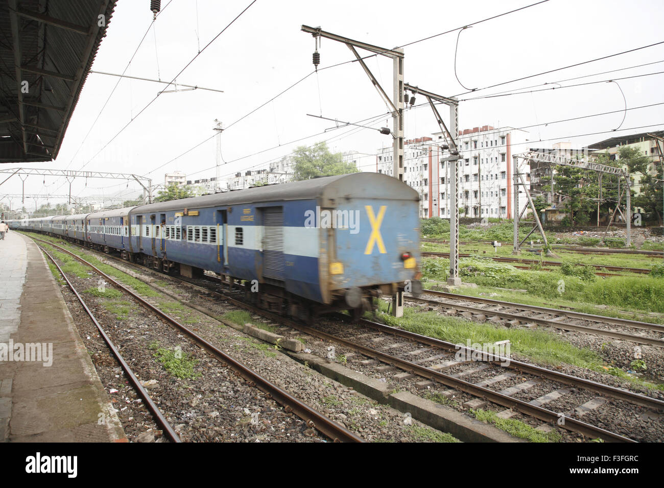 Kushinagar passeggero treno express lasciando Thane stazione ferroviaria ; Maharashtra ; India n. PR Foto Stock
