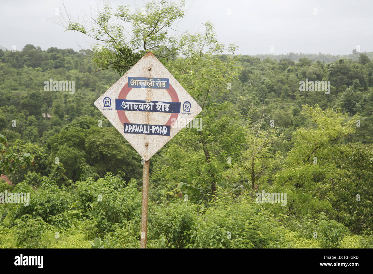 Consiglio di Aravali stazione stradale Konkan percorso ferroviario ; Maharashtra ; India Foto Stock