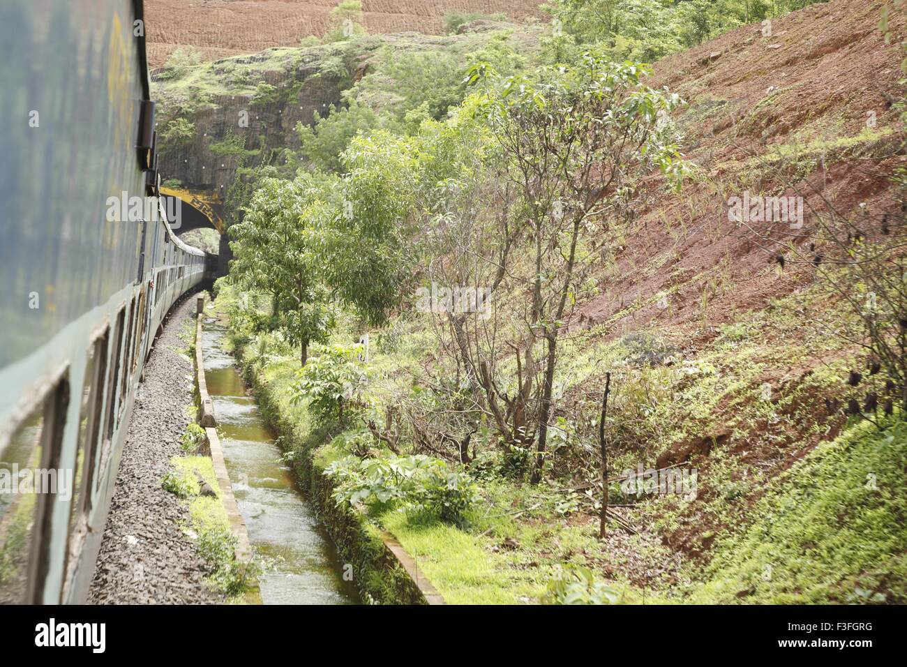 Treno entrando in breve tunnel su Konkan percorso ferroviario ; Maharashtra ; India Foto Stock