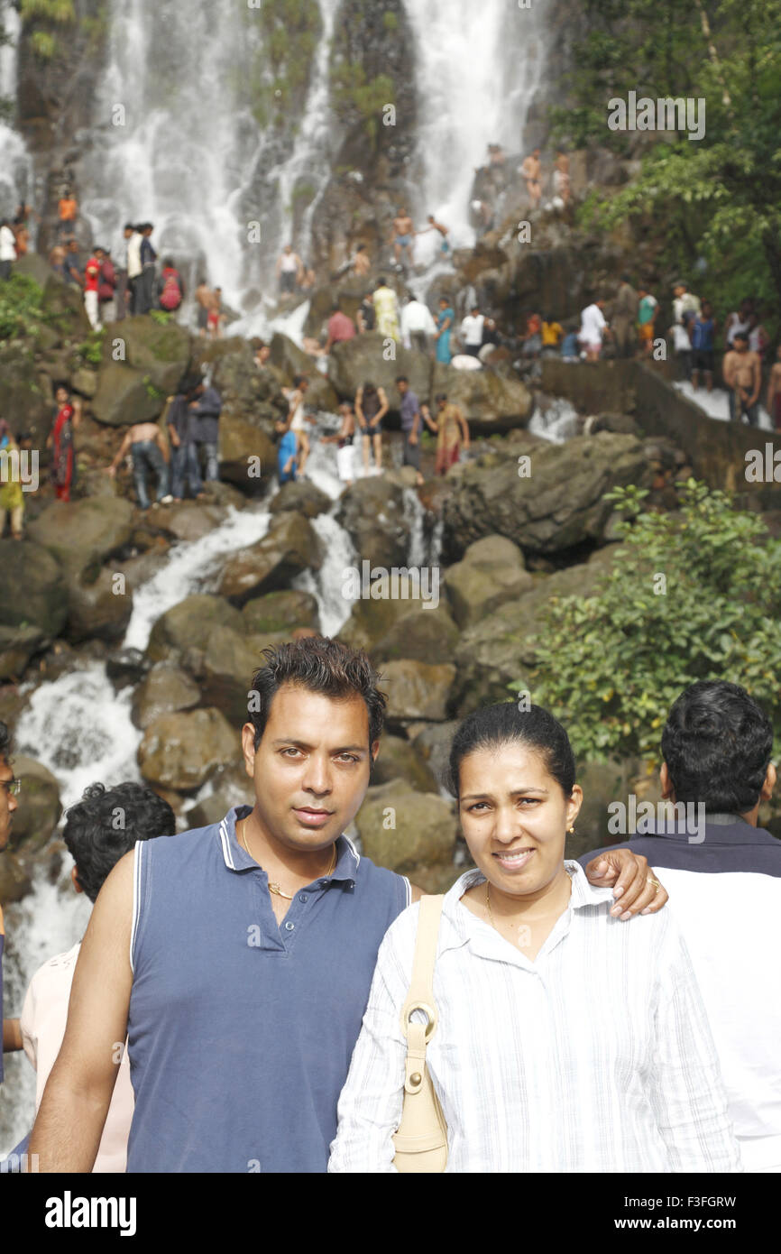 Coppia sposata a cascata popolare ; a Sawantwadi Amboli Hill Station ; Maharashtra ; India Signor#468 Foto Stock