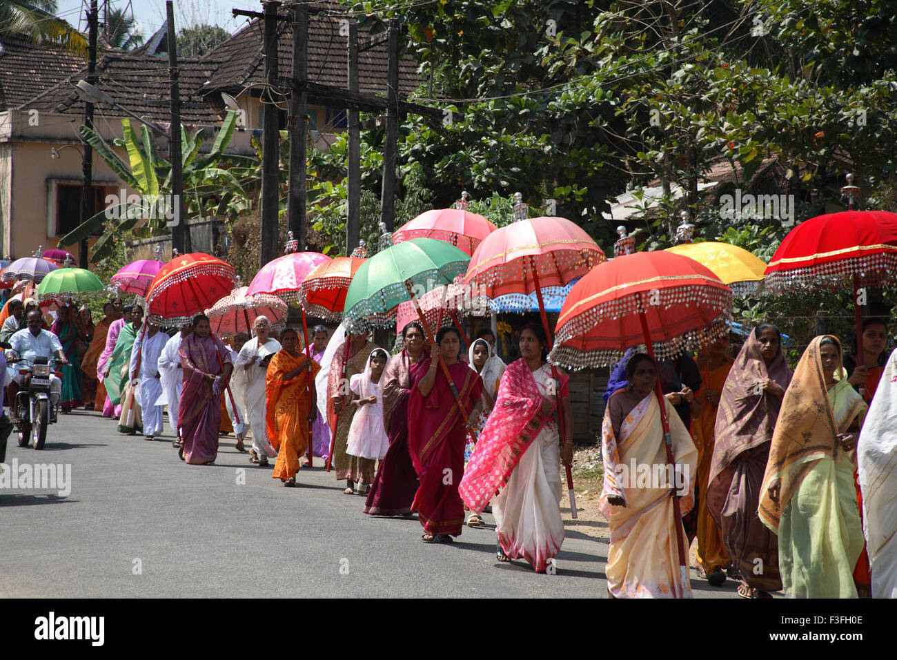 Cristiana siriana in processione le persone ombrelloni Marthoman Cheriyapally; San Tommaso Chiesa Kohamangalam Kerala Foto Stock