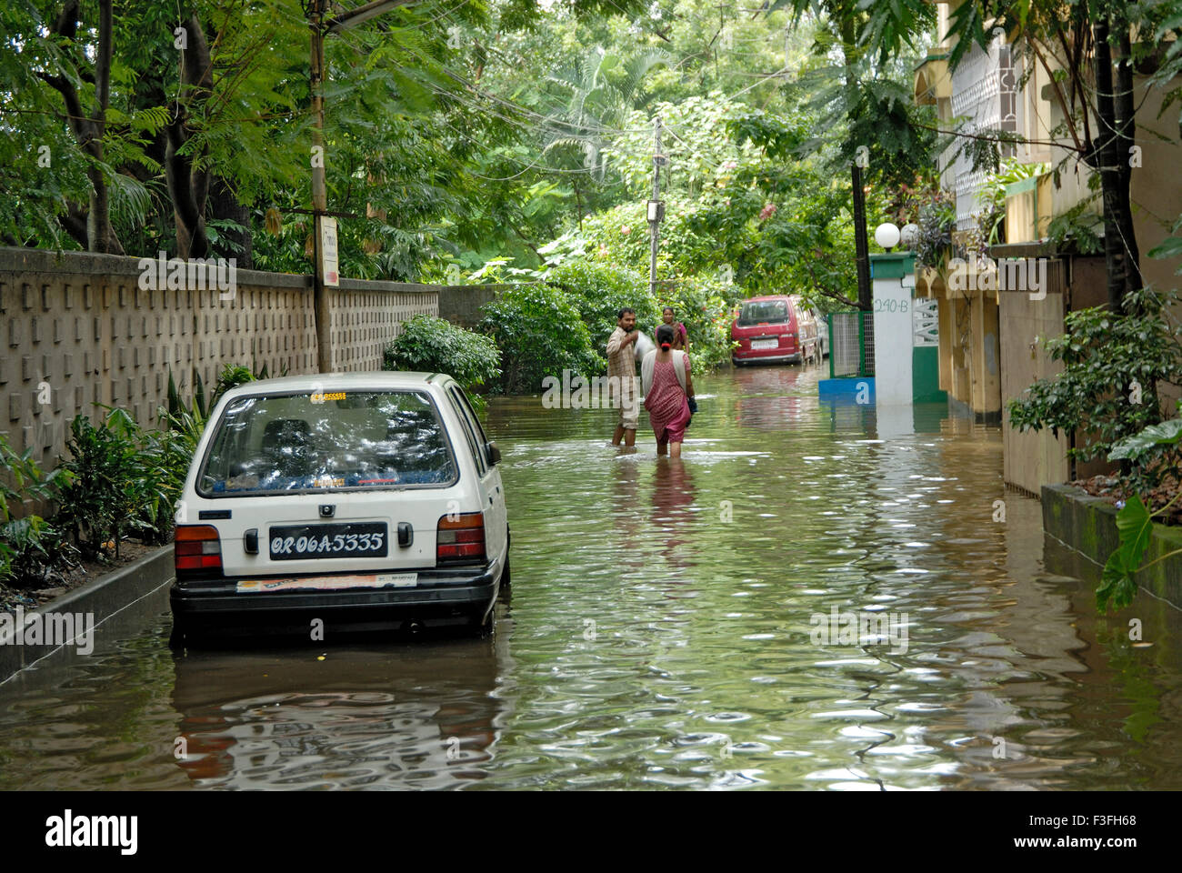 Alluvione di Calcutta ; allagata zona residenziale di Calcutta , Calcutta ; Kolkata , Bengala Occidentale ; India , asia Foto Stock
