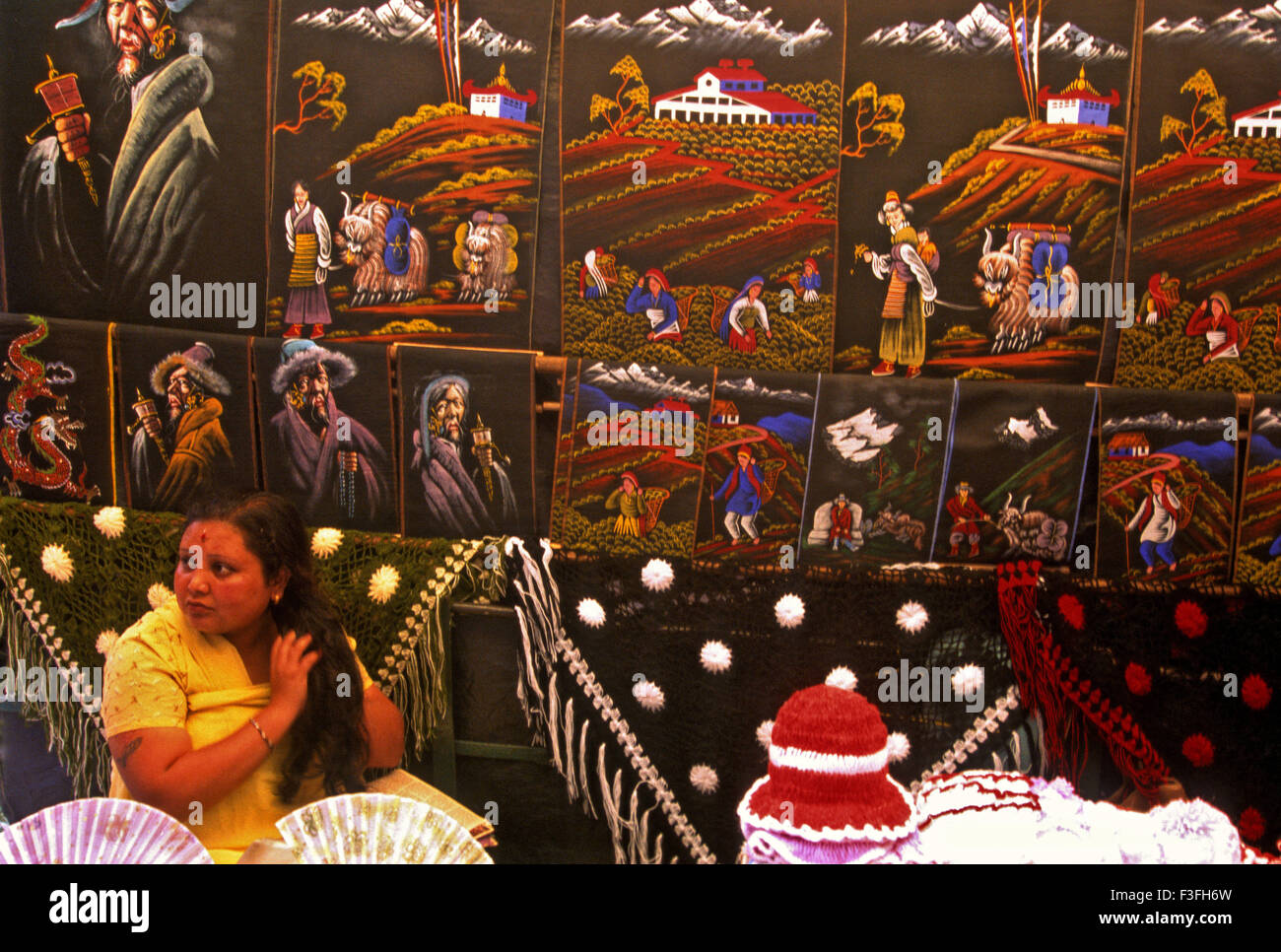 Venditore femmina di dipinti Chitre Nimapa Chorten a Darjeeling ; Bengala Occidentale ; India Foto Stock