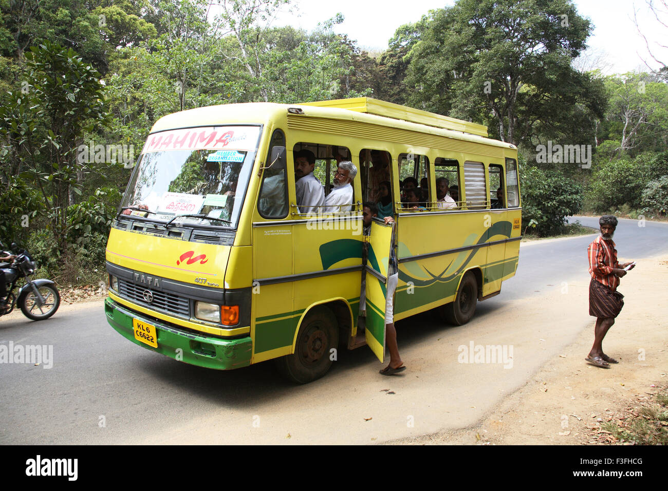 Giallo mini bus privato ; trasporto pubblico ; Kerala ; India Foto Stock