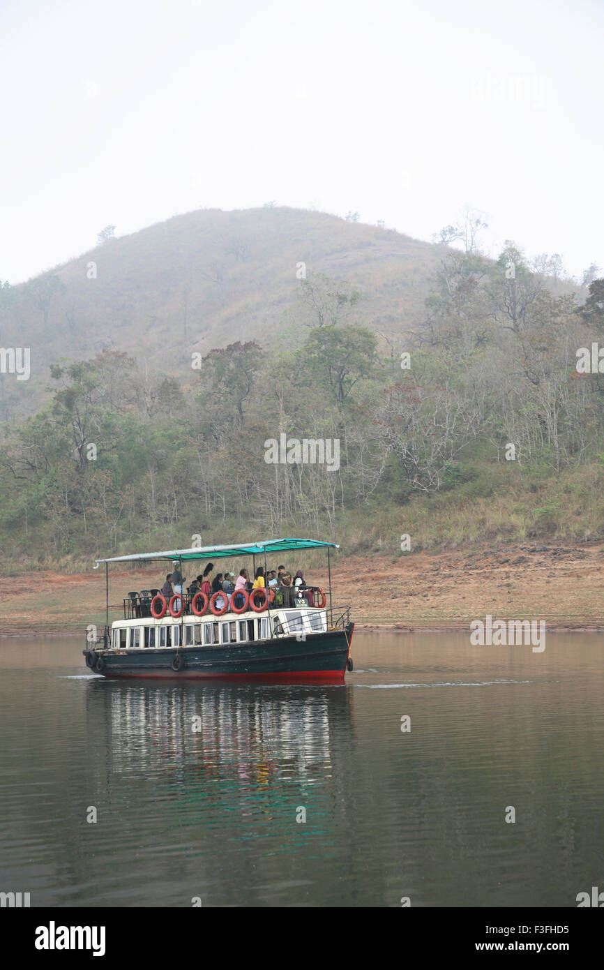 I turisti in barca al lago del Periyar ; del Periyar Wildlife Sanctuary ; Thekkady ; Kerala ; India Foto Stock