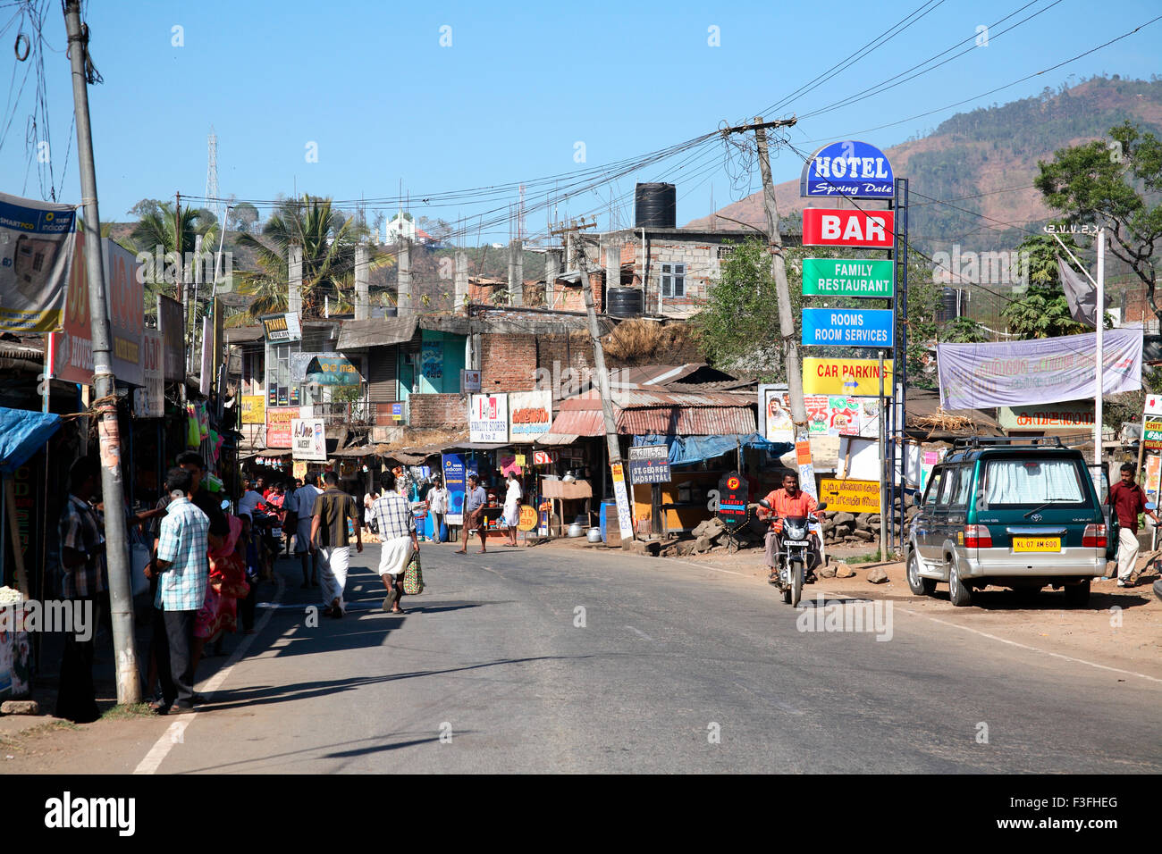 Piccola città ; strada del mercato K.K. Via Vandi del Periyar ; District Idukki ; Kerala ; India Foto Stock