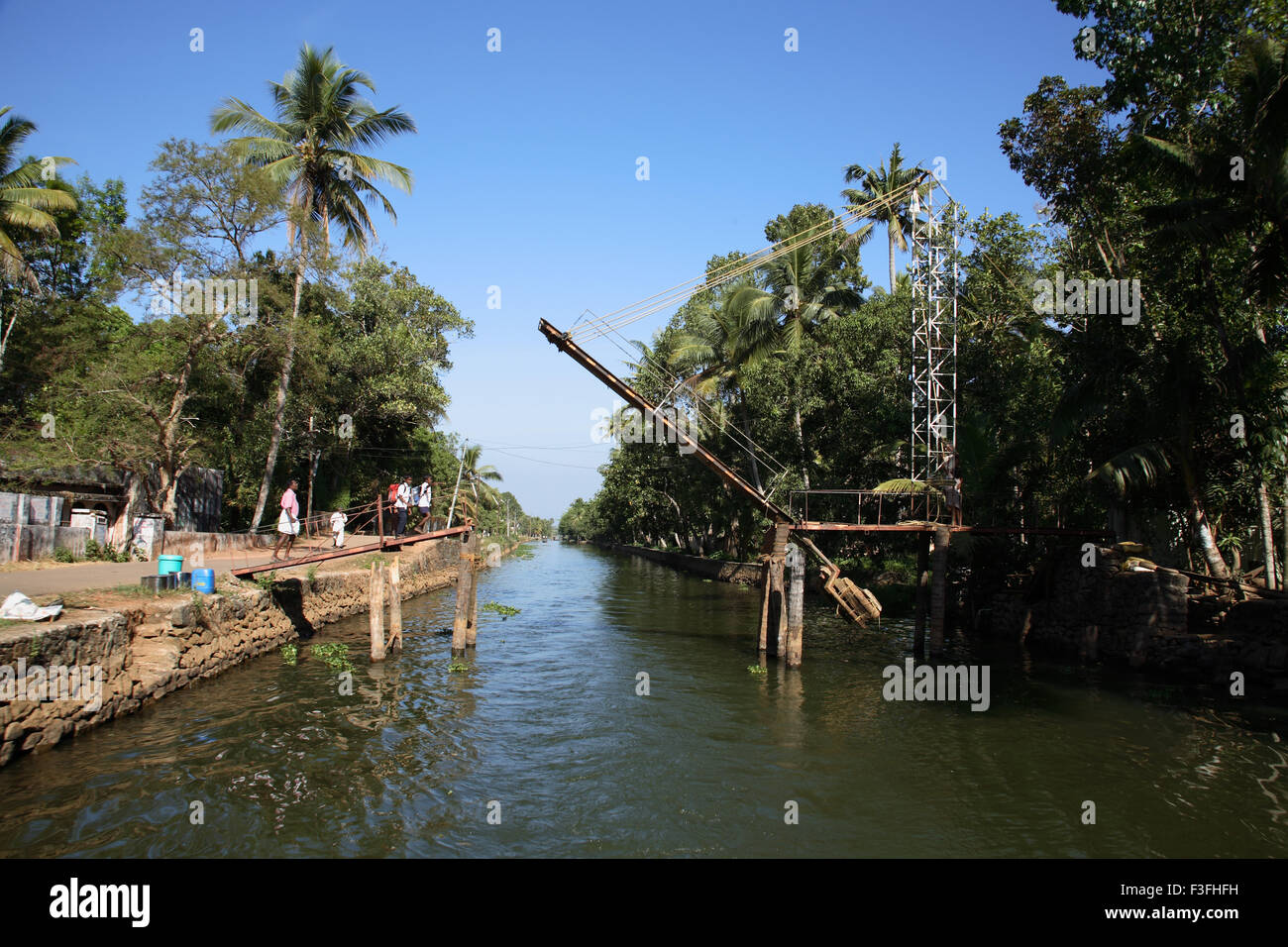 Mechanized ; manuale ponte pedonale su backwaters sollevata mentre il passaggio di imbarcazioni backwaters Kottayam Alleppey Kerala Foto Stock