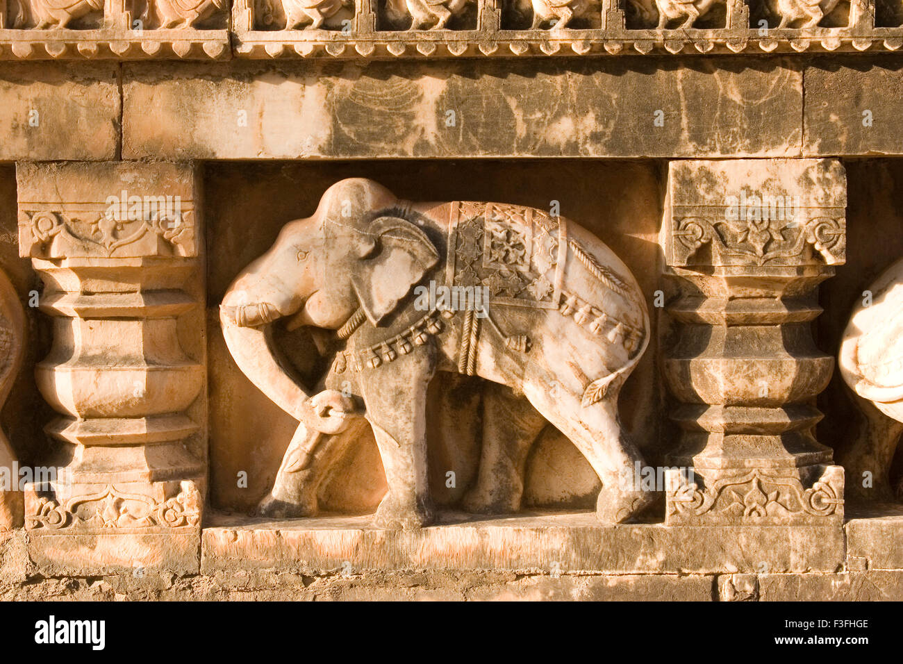 Statua scolpita sulla Kesar Bagh royal cremazione terreno ; Bundi ; Rajasthan ; India Foto Stock