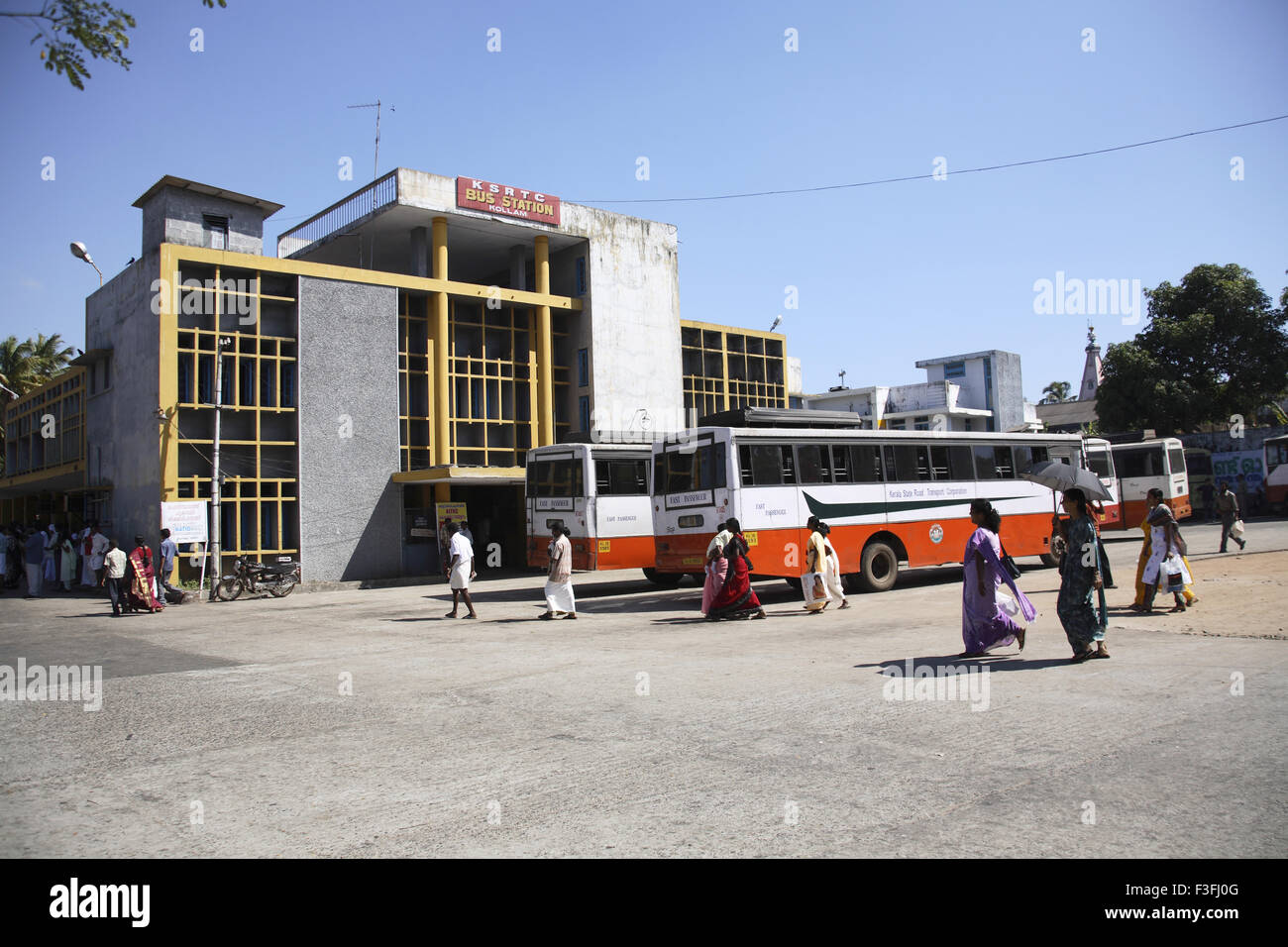 Trasporti ; servizio bus KSRTC Kerala, stato il trasporto su strada Corporation ; stazione bus stand ; Quilon ; Kerala ; India Foto Stock