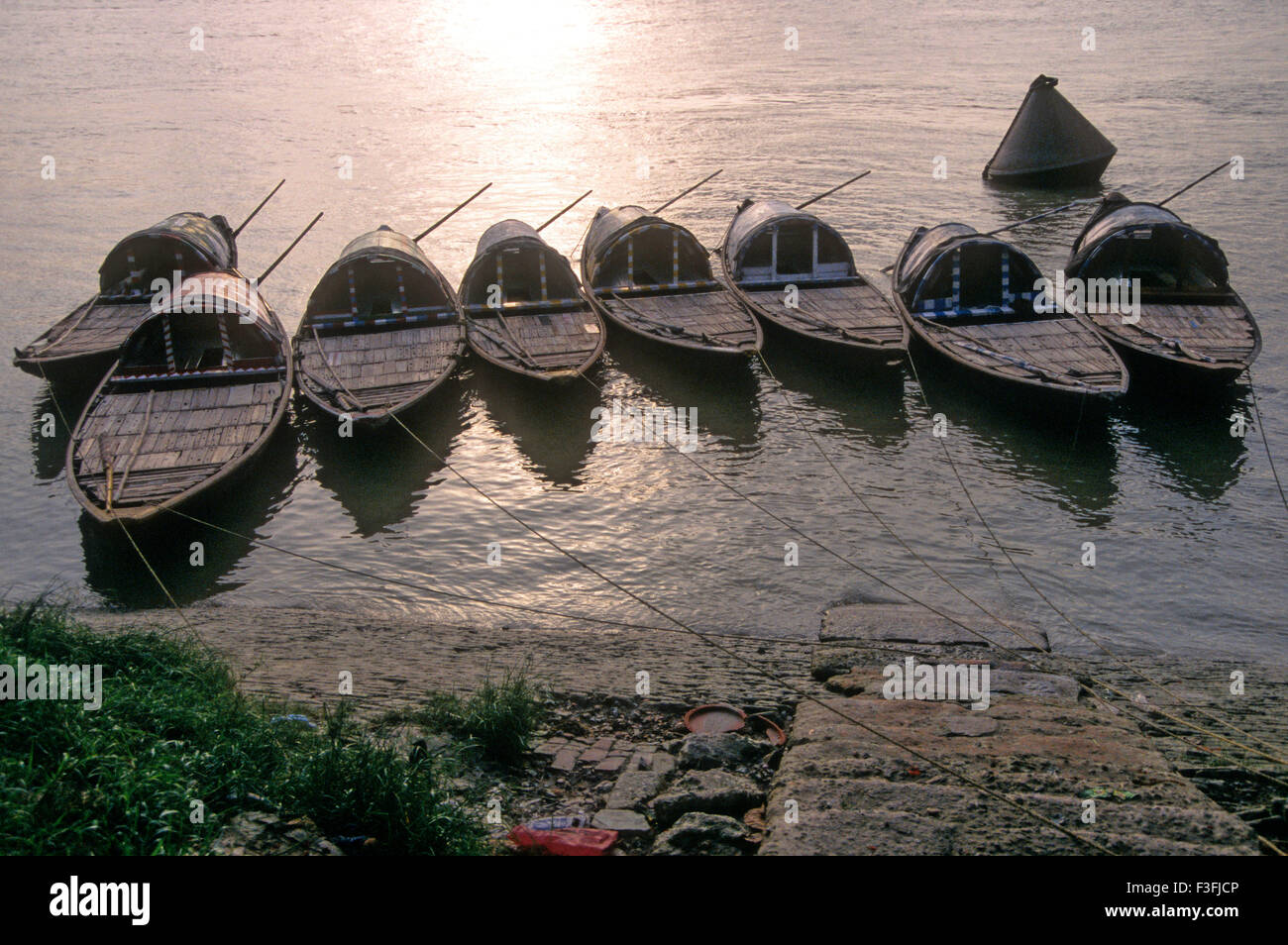 Barche ; fiume Hoogly ; Calcutta ; Kolkata ; Bengala Occidentale ; India ; Asia Foto Stock