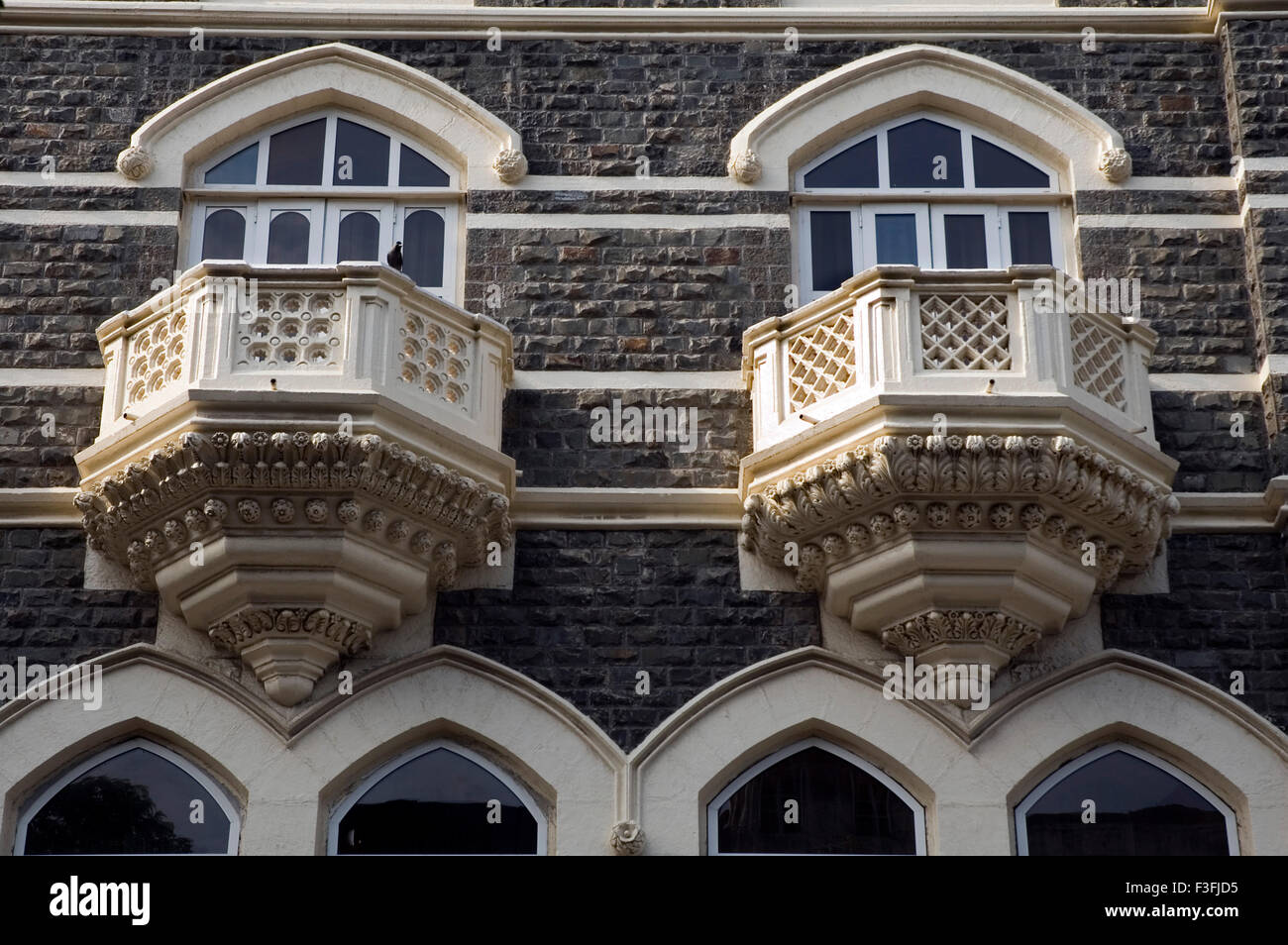 Architettura del patrimonio ; balconi della vecchia Taj Hotel at Apollo Bunder ; Chatrapati Shivaji Udyan ; Bombay Mumbai Foto Stock