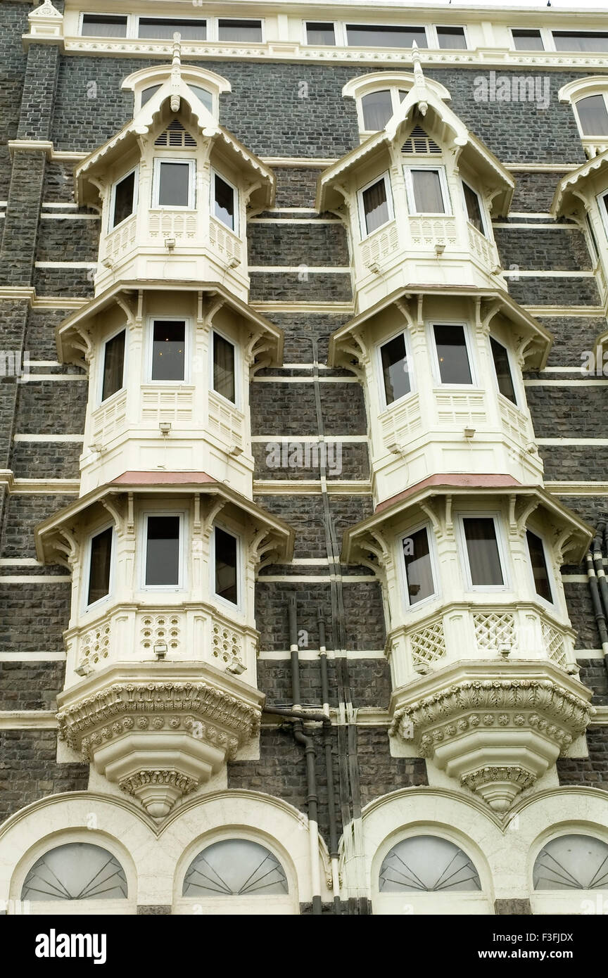 Balcone ad angolo del vecchio Taj Hotel al Gateway of India Chatrapati Shivaji Udyan Apollo Bunde Mumbai Maharashtra ; India ; un Foto Stock