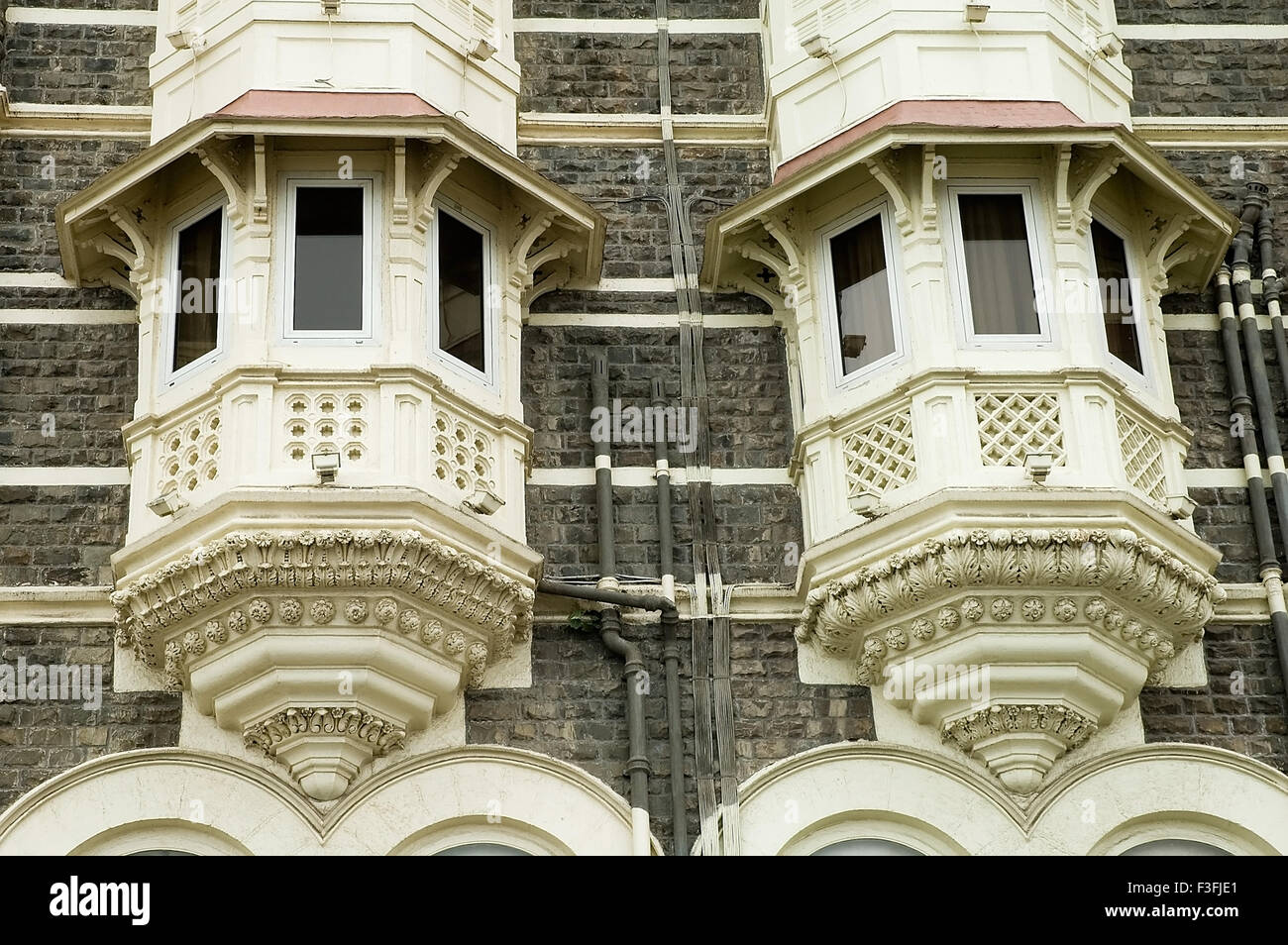 Il balcone di ogni camera del vecchio Taj Hotel al Gateway of India ; Chatrapati Shivaji Udyan Apollo Bunde Mumbai Maharashtra ; India ; Asia Foto Stock