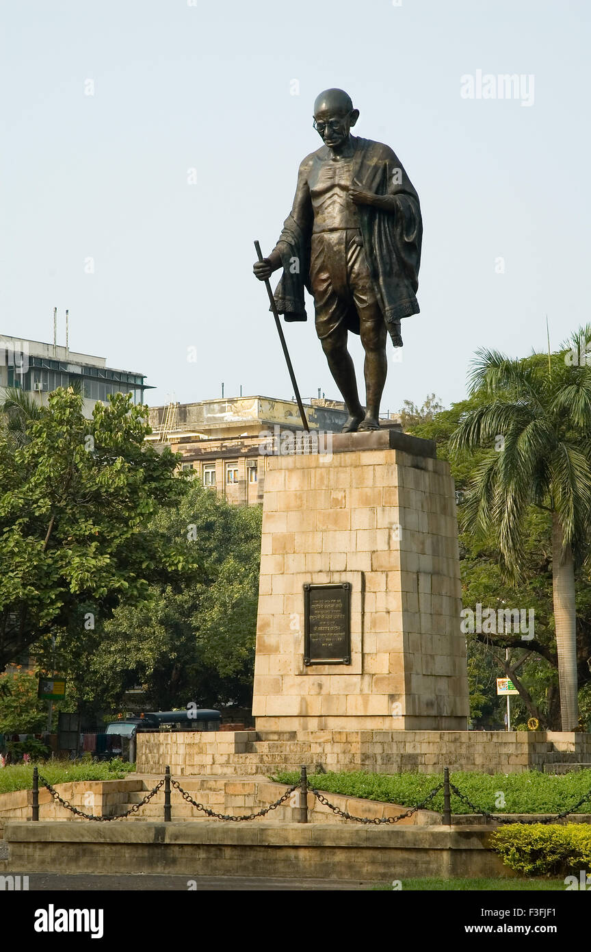 Statua in bronzo del Mahatma Gandhi ; Mohandas Karamchand Gandhi noto anche come bapu (padre della nazione) Sachivalaya a Mumbai Foto Stock