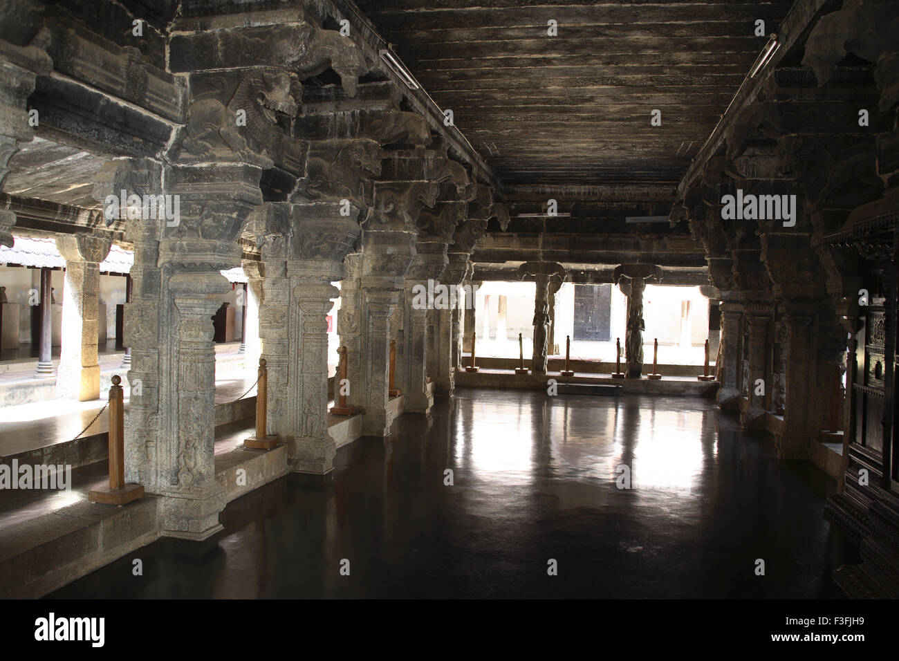 Nataksala hall di prestazioni solidi pilastri di granito e nera splendente pavimento in legno Padmanabhapuram Palace ; Tamil Nadu Foto Stock