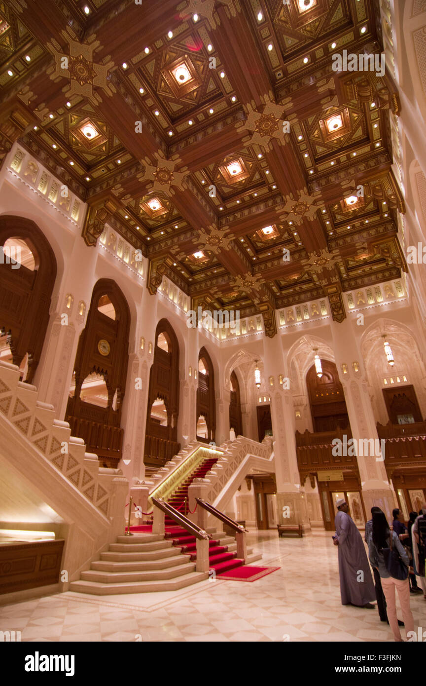 Lobby con alti archi e un ornato soffitto in legno nella Royal Opera House di Shati Al-Qurm, Muscat Oman Foto Stock