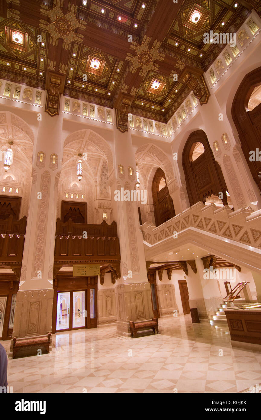 Lobby con alti archi e un ornato soffitto in legno nella Royal Opera House di Shati Al-Qurm, Muscat Oman Foto Stock