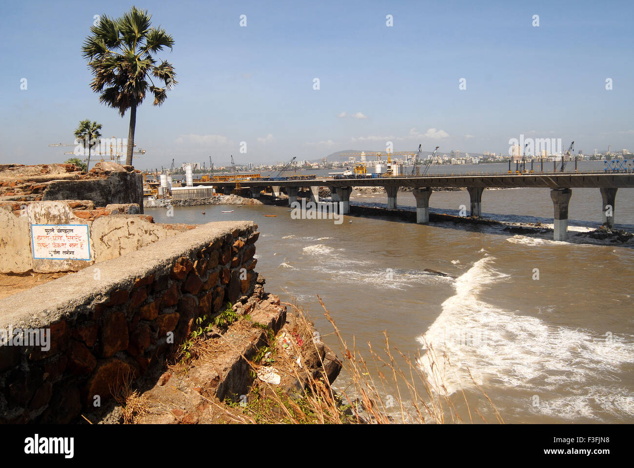 Bandra Worli sea link in costruzione a Bombay Mumbai; Maharashtra, India Foto Stock
